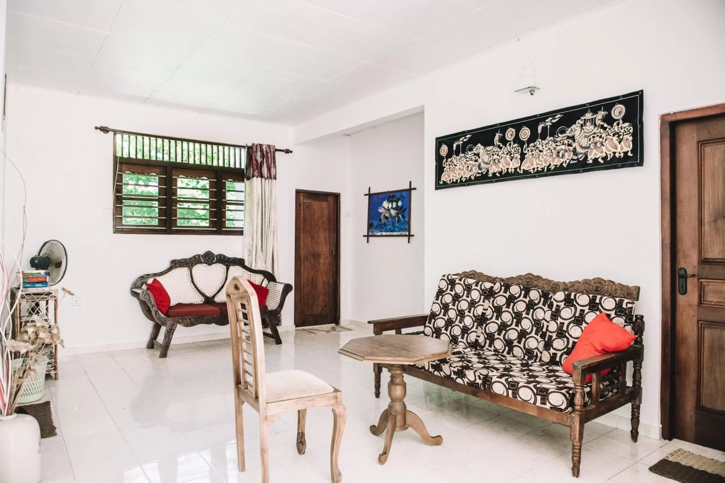 Communal lounge/ TV room in Kadolana Guest House