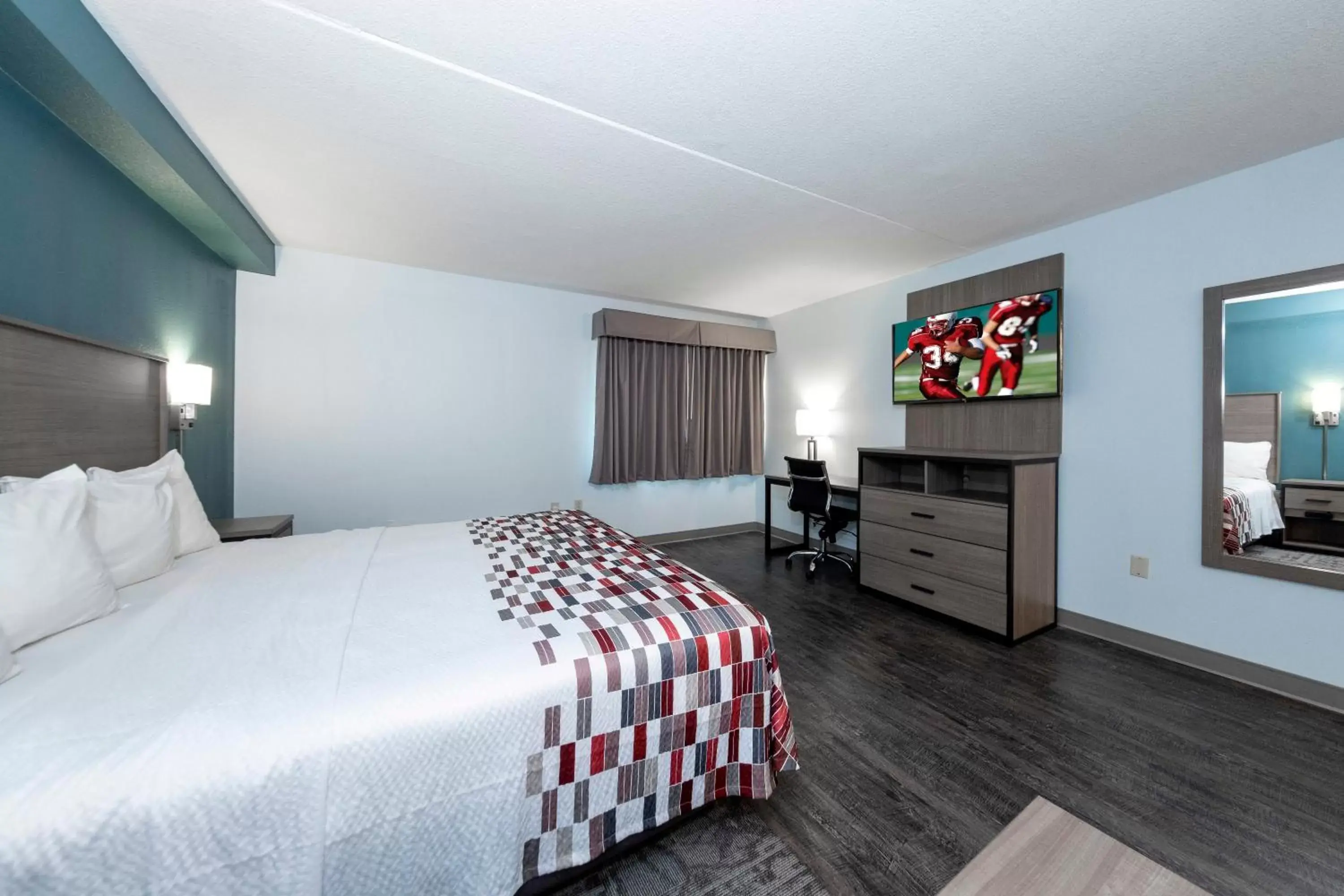Bedroom, Bed in Red Roof Inn & Suites Wilmington – New Castle