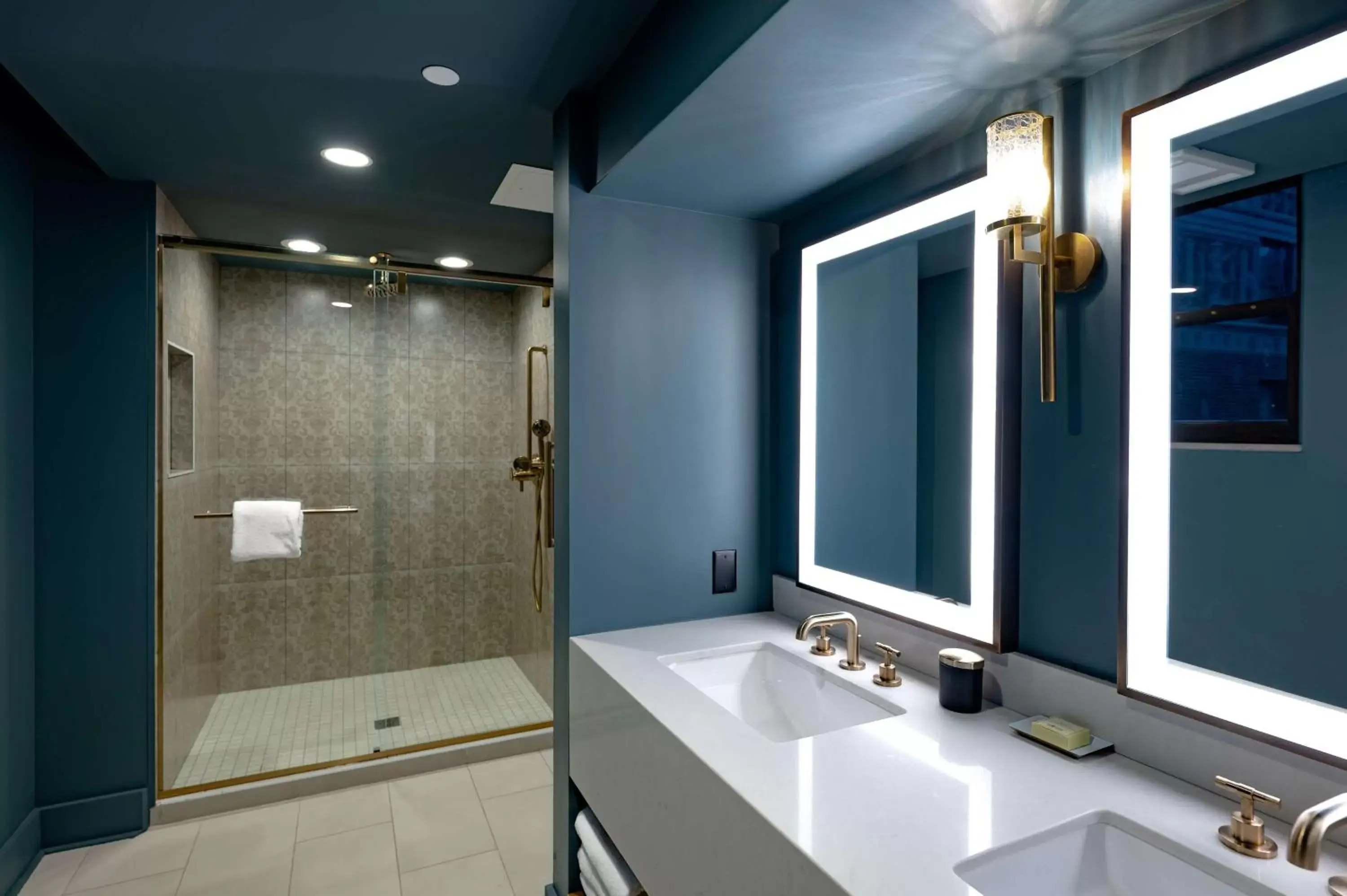 Bathroom in Hotel Fort Des Moines, Curio Collection By Hilton