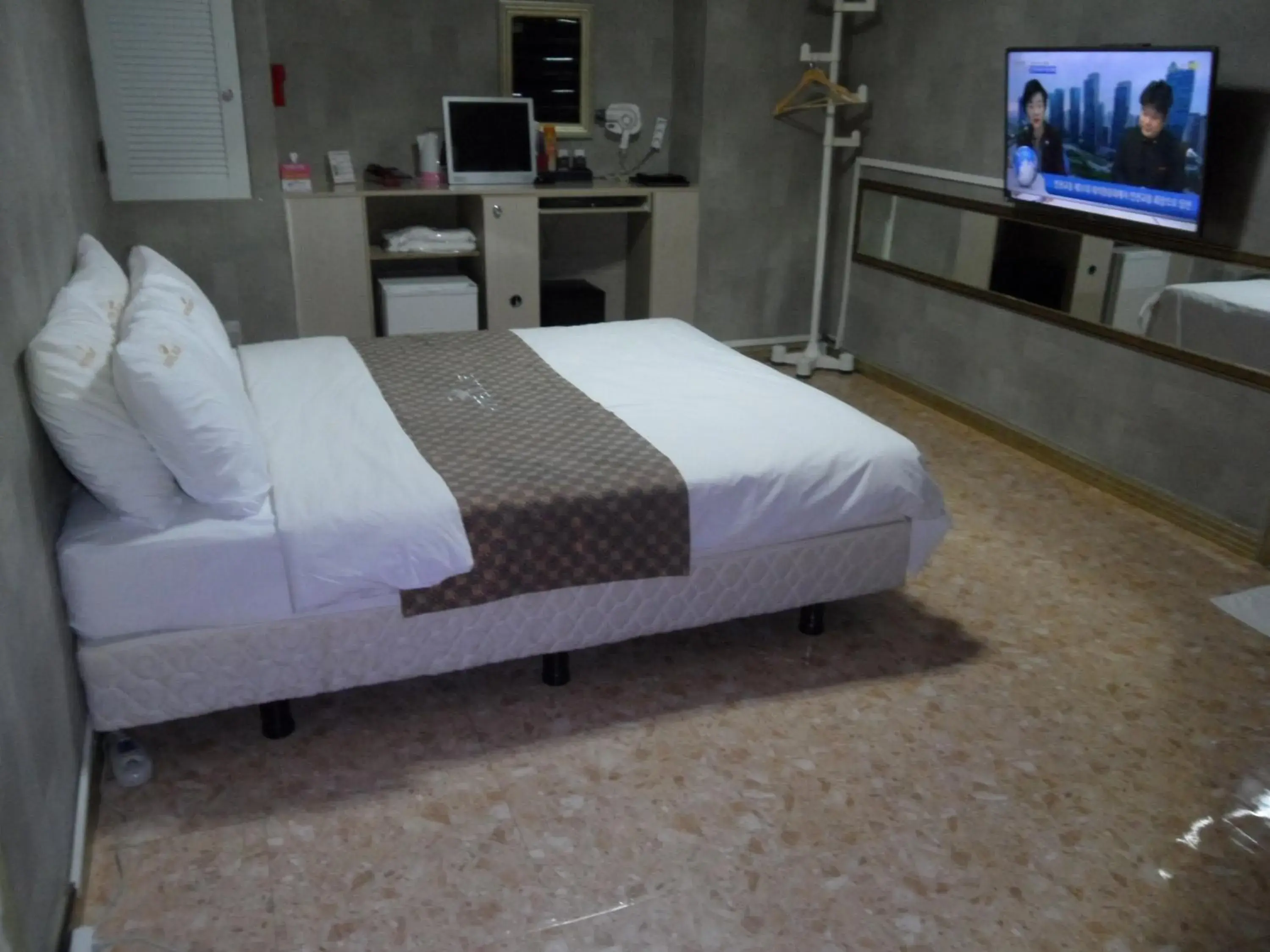 TV and multimedia, Bed in Songdo Blue Hotel