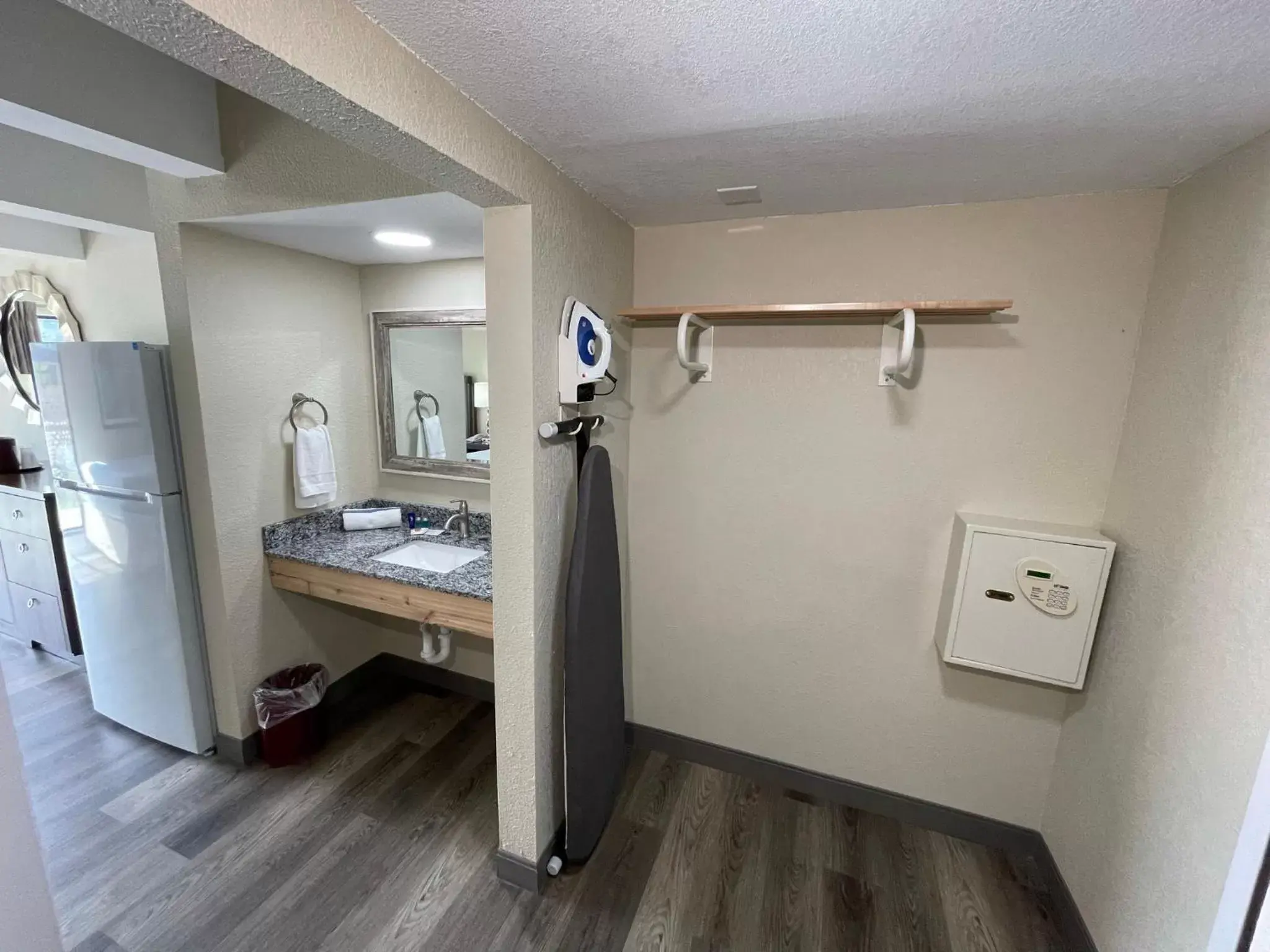 Kitchen or kitchenette, Bathroom in Par 5 Resort