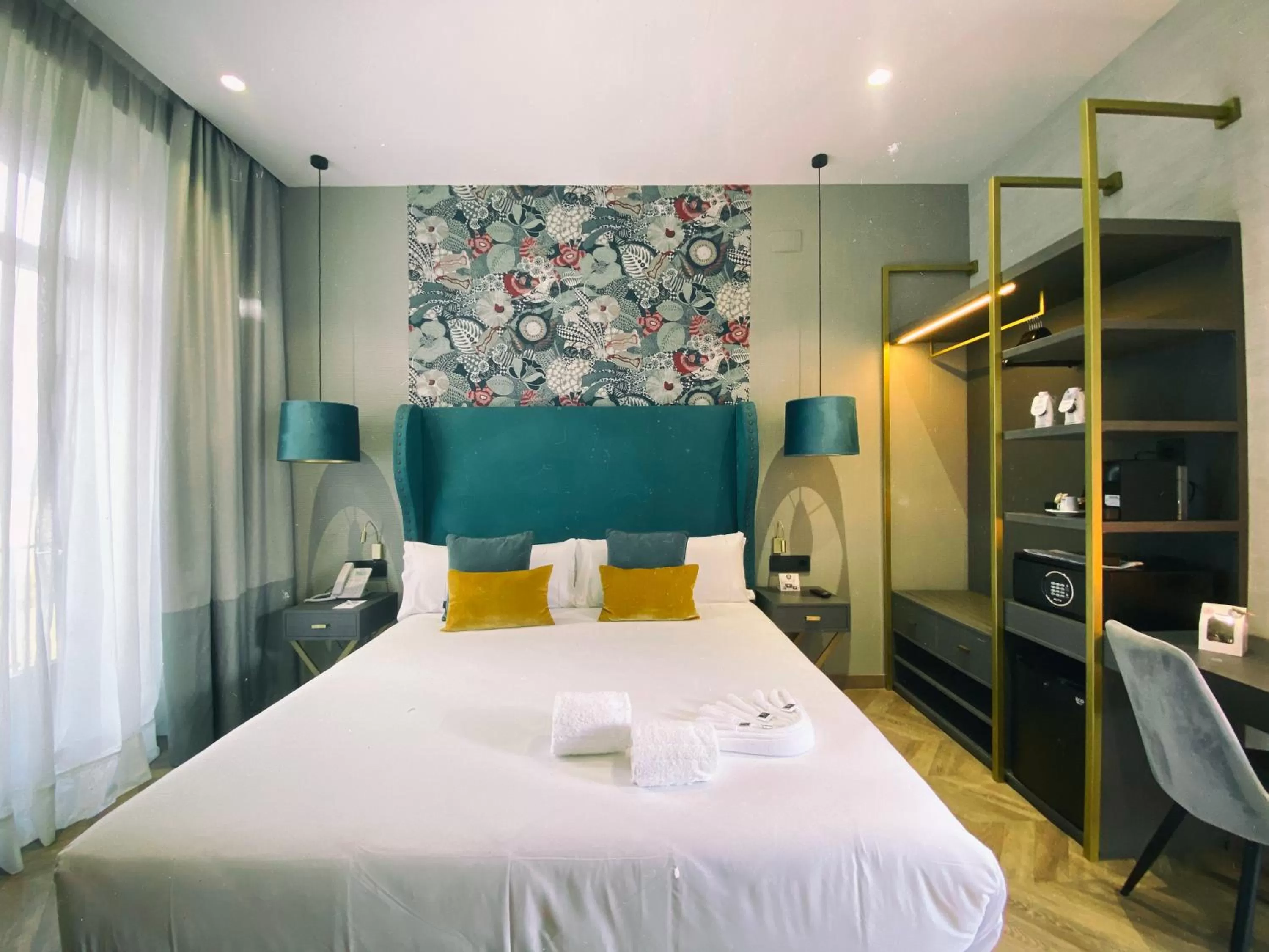 Photo of the whole room, Bed in Soho Boutique Sevilla