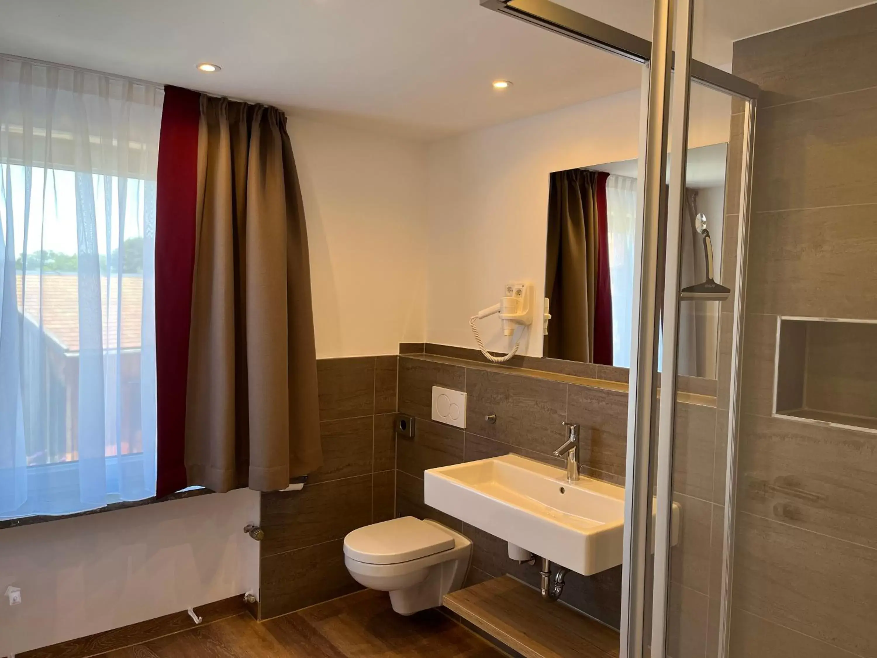 Shower, Bathroom in Hotel Weißbräu