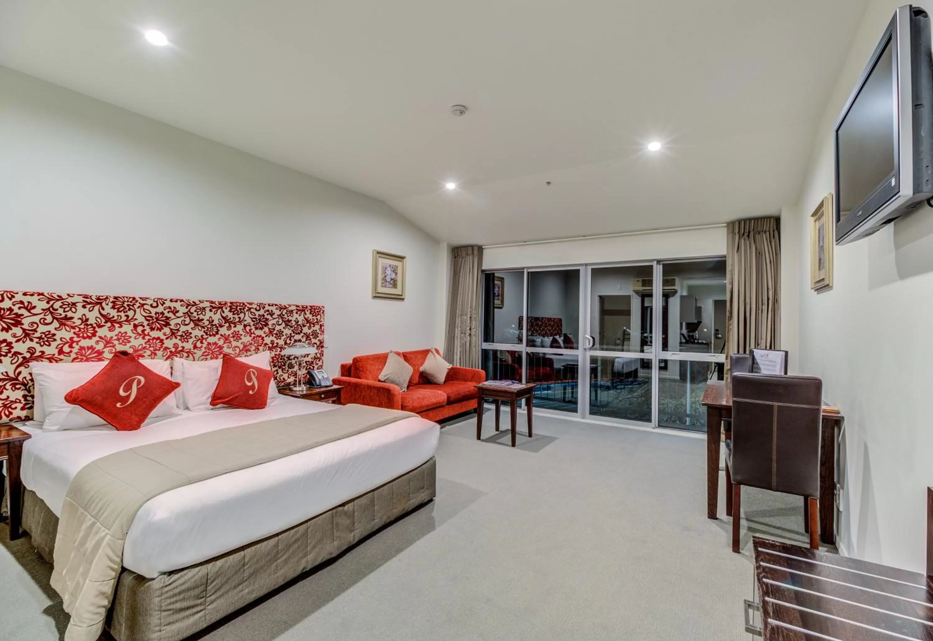 Photo of the whole room, Bed in Parkview On Hagley