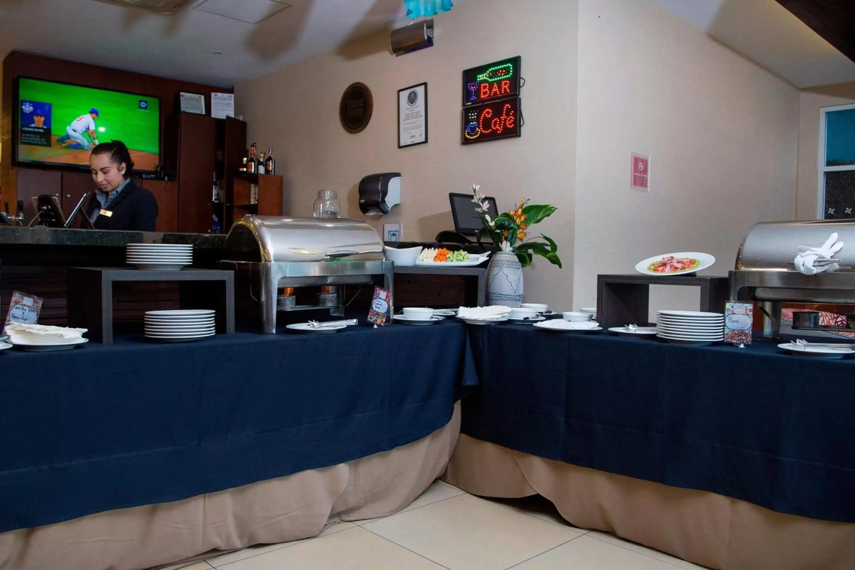 Lounge or bar, Restaurant/Places to Eat in Four Points by Sheraton Queretaro Norte