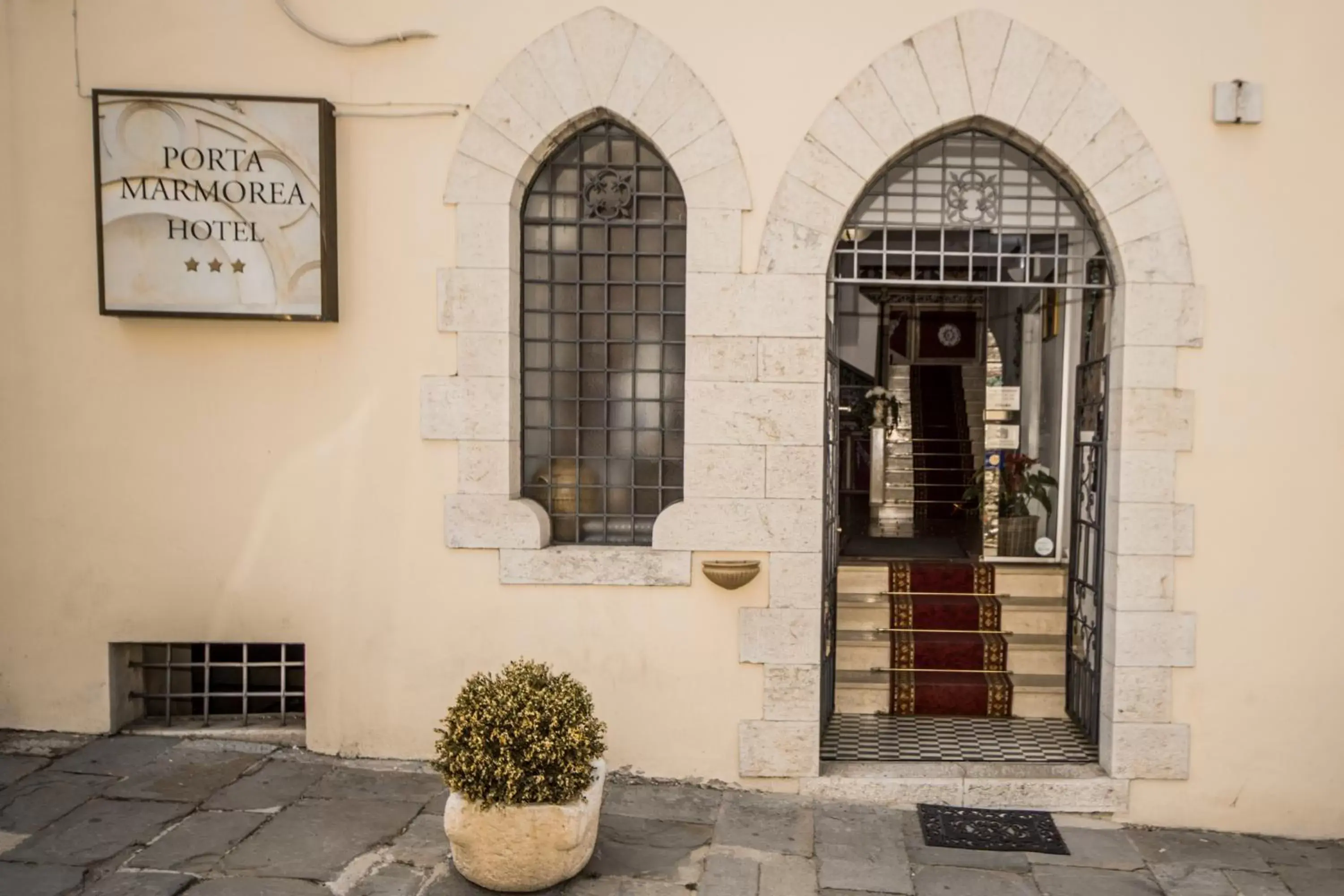 Facade/entrance in Hotel Porta Marmorea