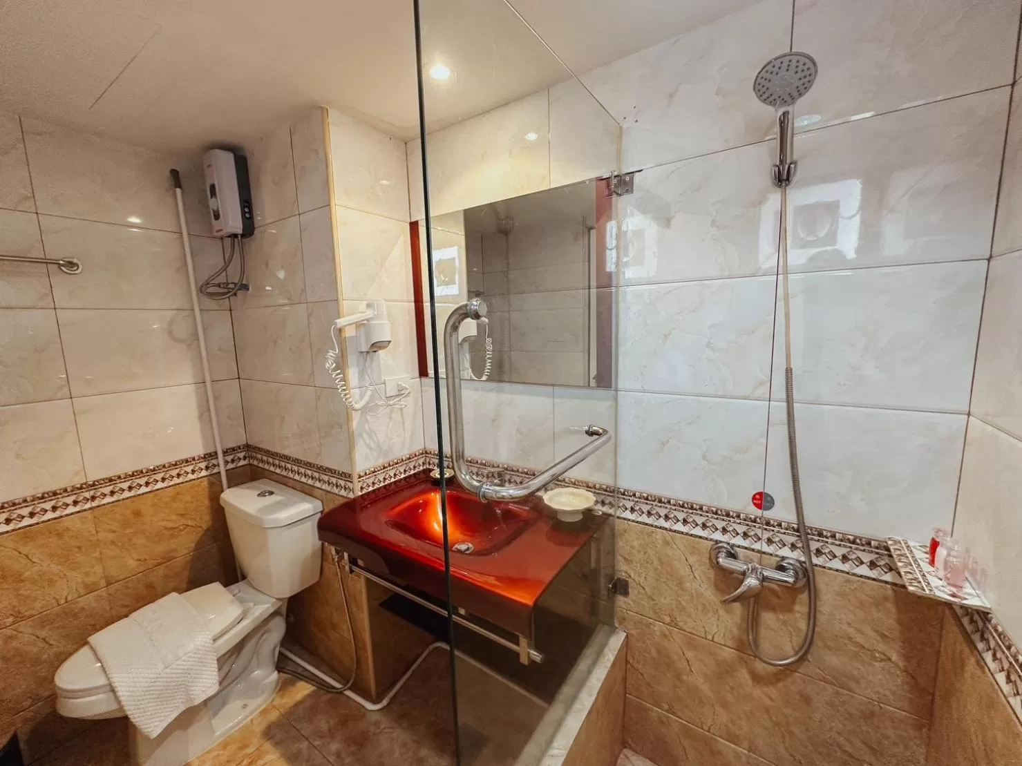 Shower in Hotel De Khuvieng