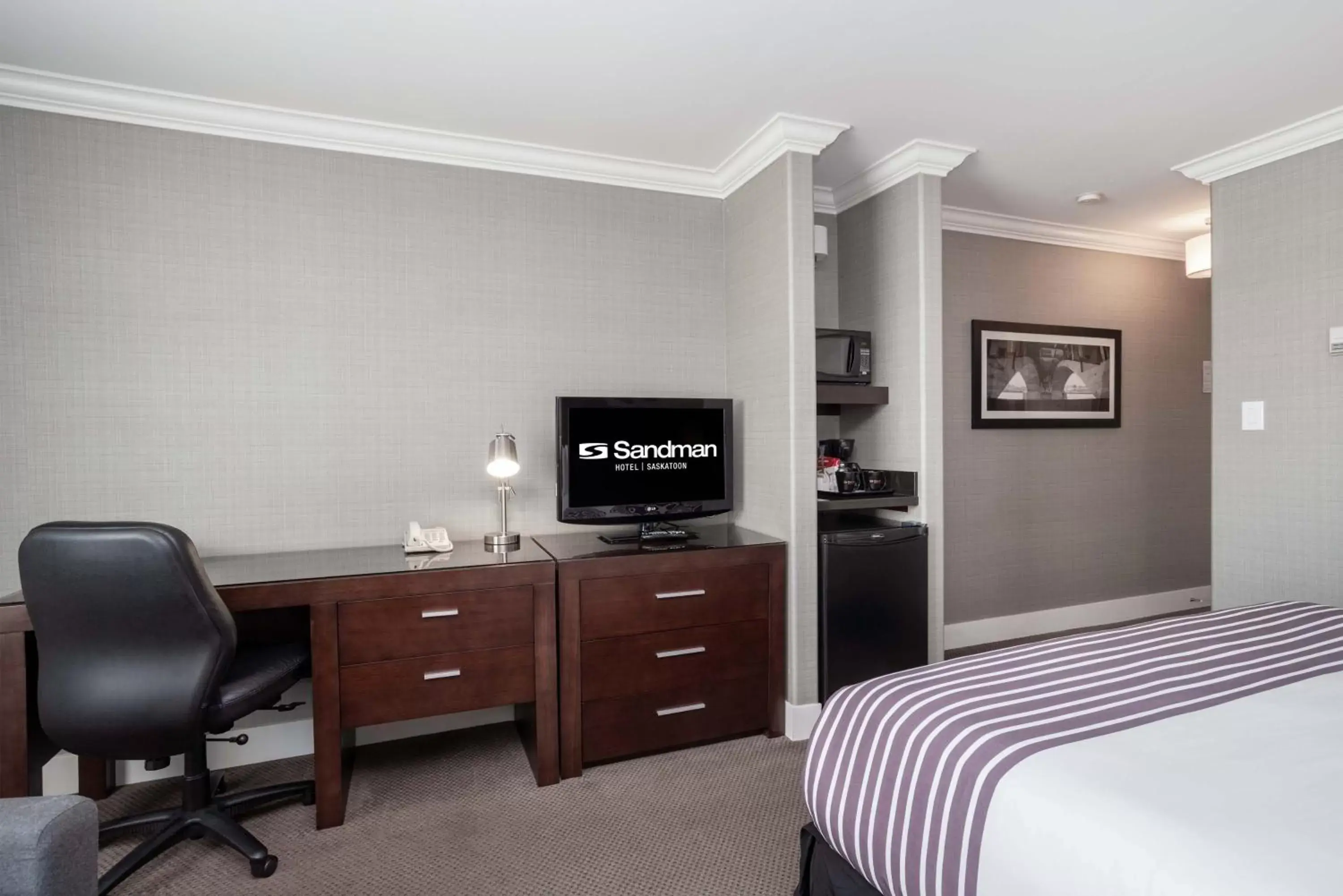 Bedroom, TV/Entertainment Center in Sandman Hotel Saskatoon