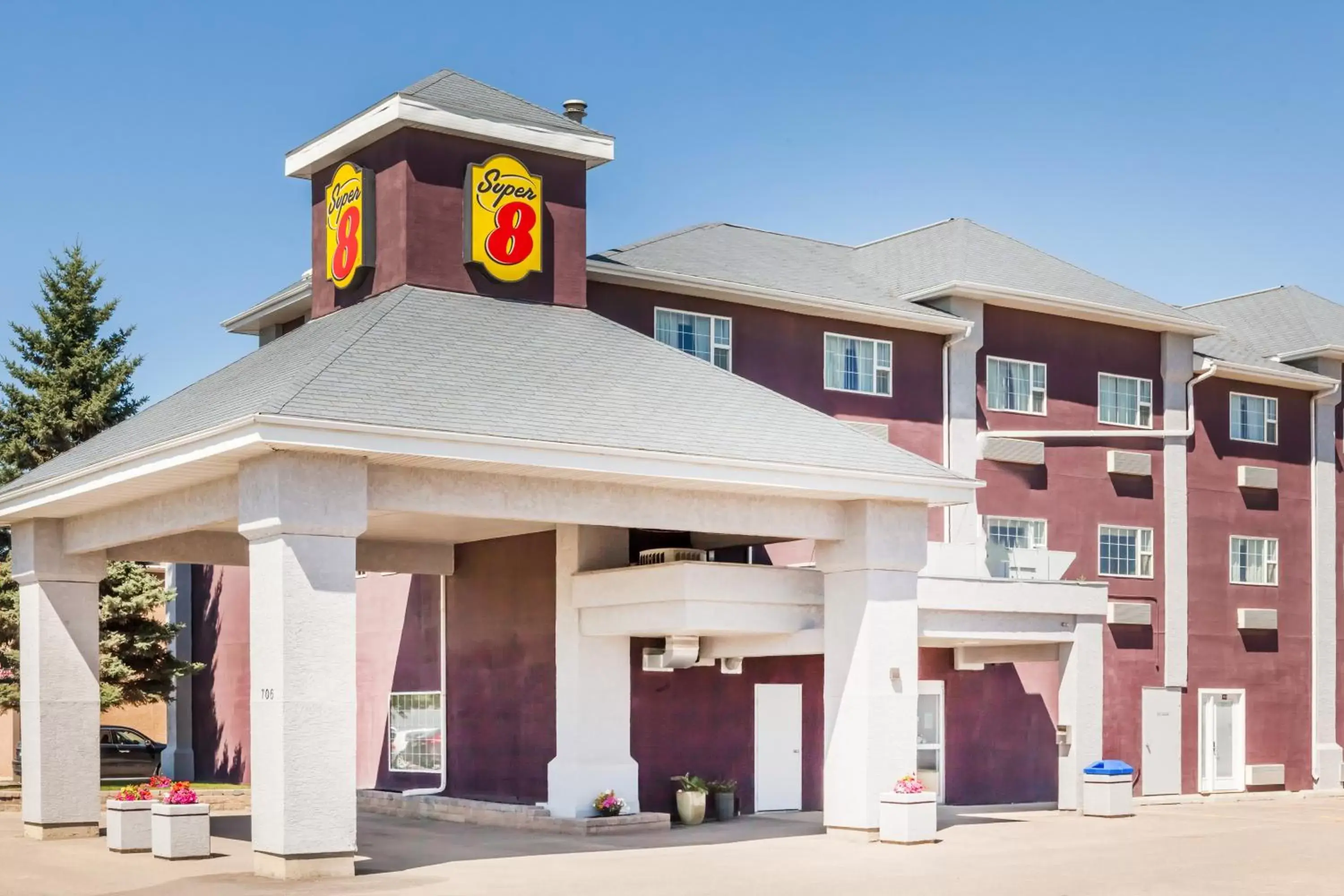 Facade/entrance, Property Building in Super 8 by Wyndham Saskatoon Near Saskatoon Airport