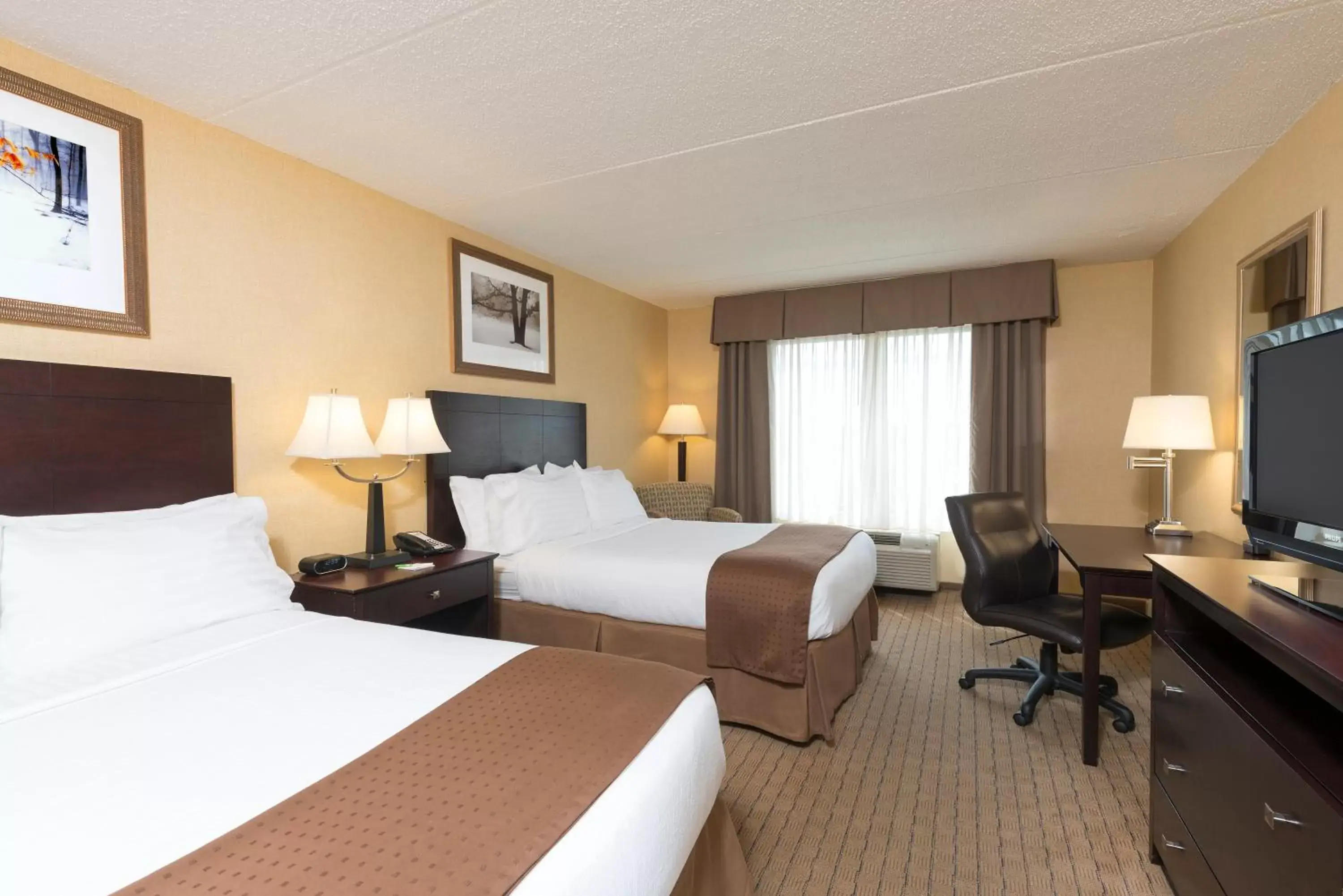 Photo of the whole room in Holiday Inn Cleveland - South Independence, an IHG Hotel