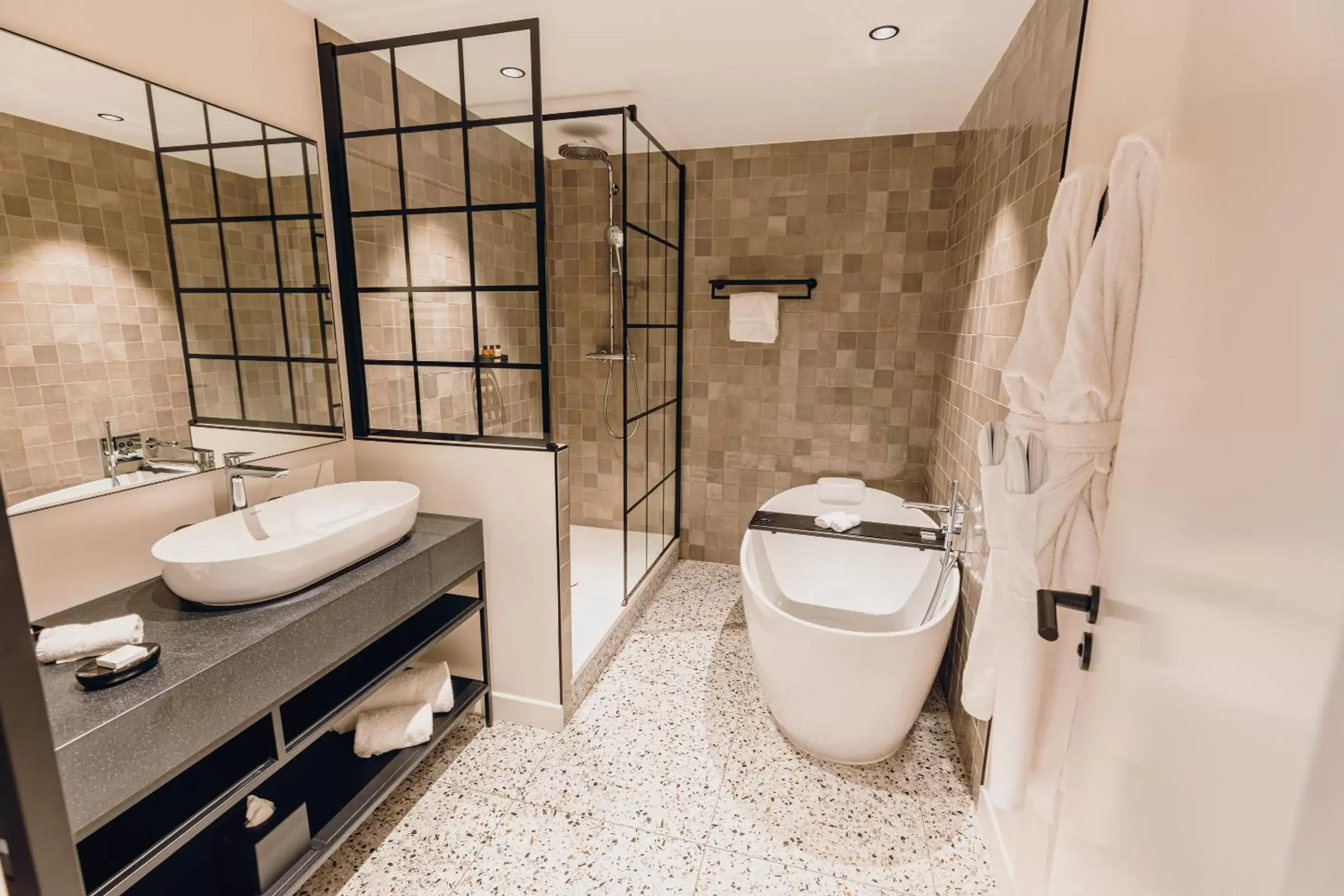 Shower, Bathroom in Hostellerie Cèdre & Spa Beaune