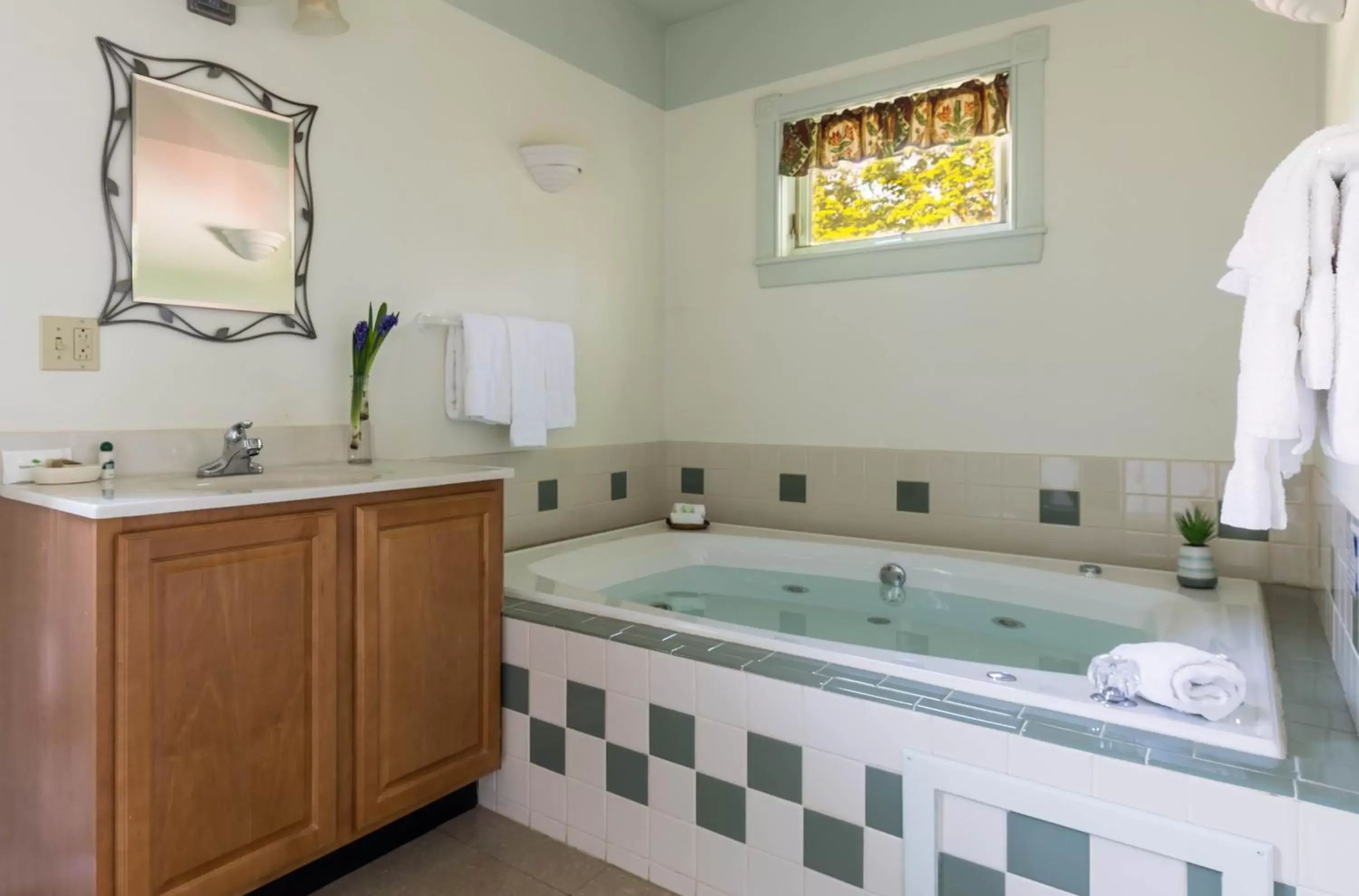 Hot Tub, Bathroom in Maple Hill Farm Inn