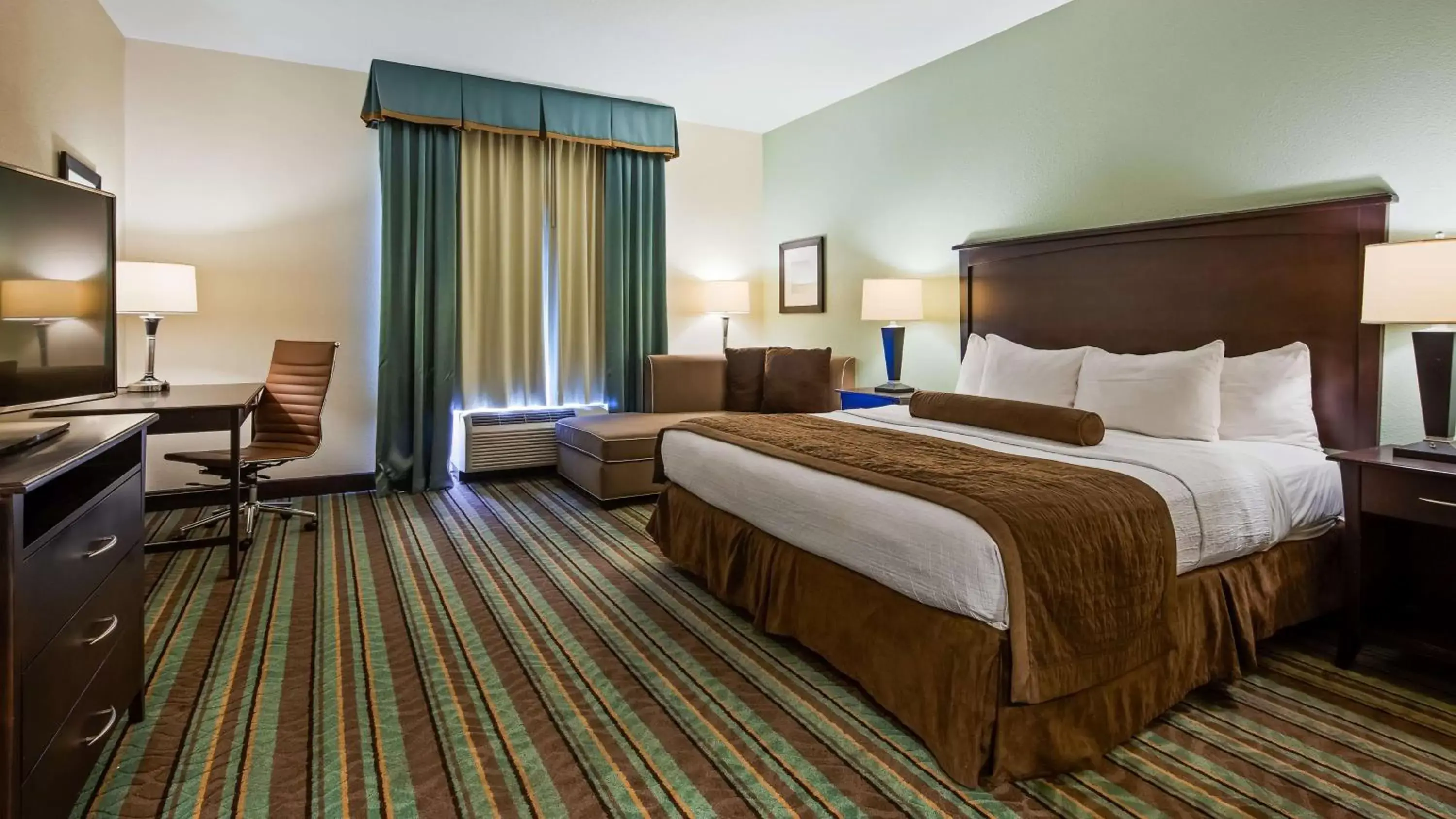 Photo of the whole room, Bed in Best Western Plus Chain of Lakes Inn & Suites