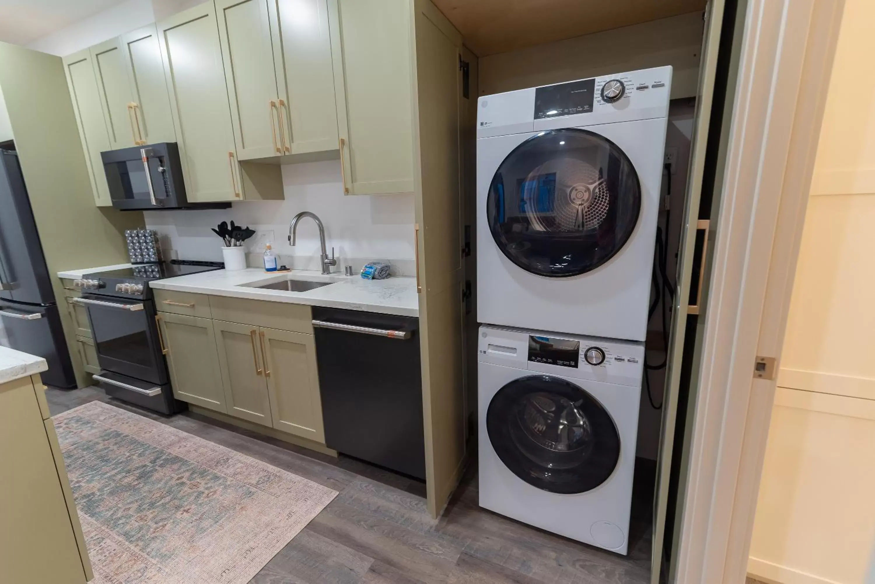 laundry, Kitchen/Kitchenette in Colony Suites