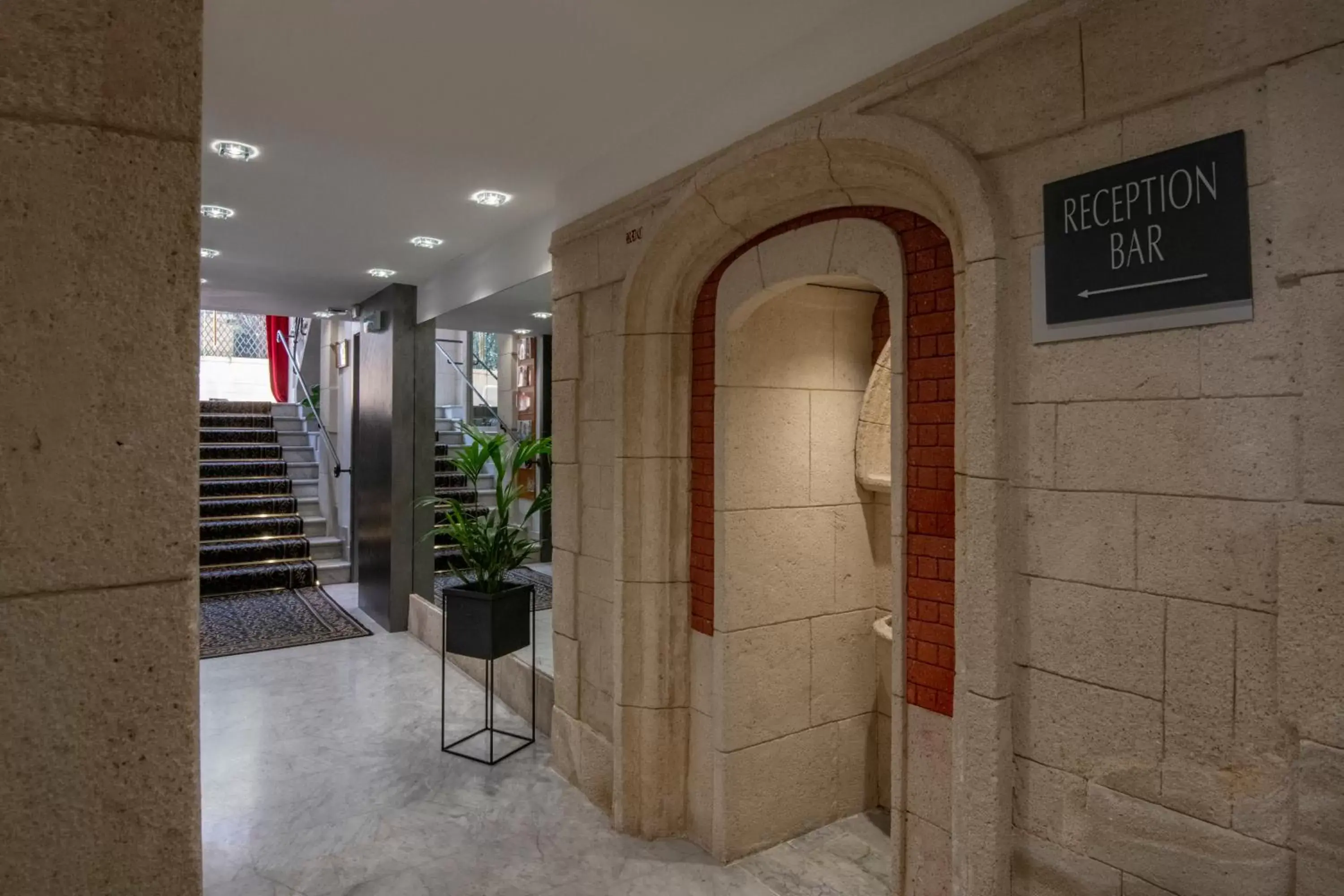 Lobby or reception in GOLDEN TULIP CANNES HOTEL de PARIS