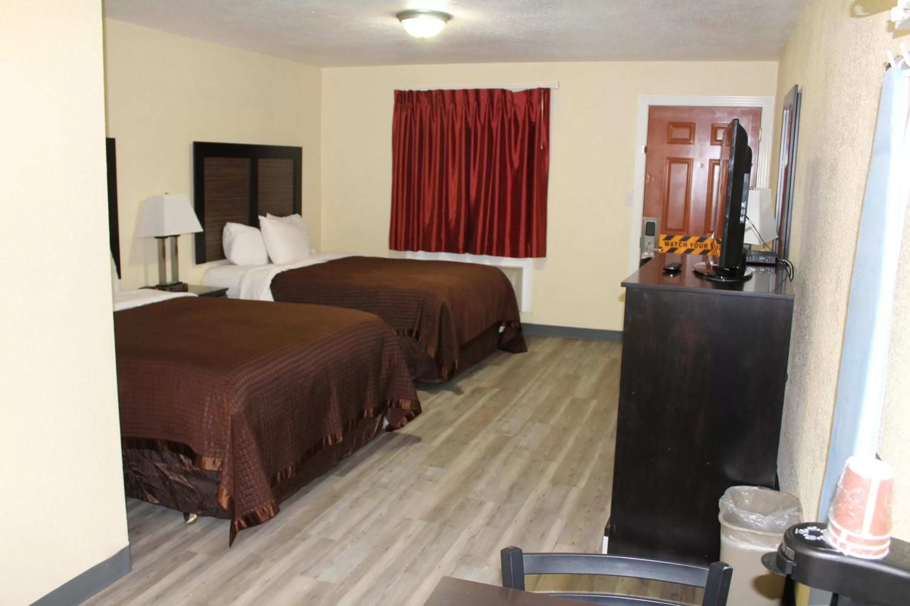 Photo of the whole room, Bed in Rodeway Inn Medford South I-5