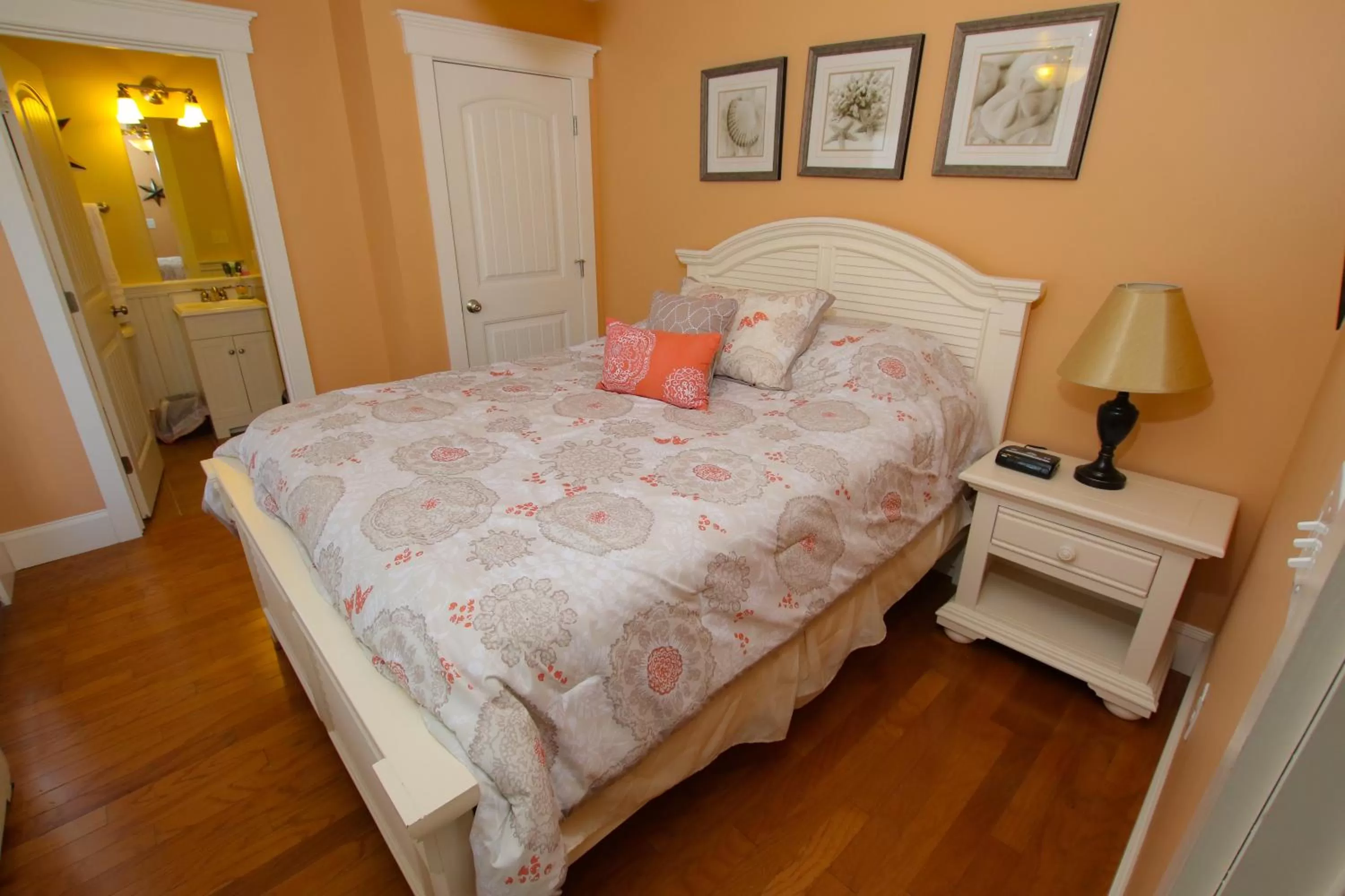 Bed in Sheepscot Harbour Village Resort