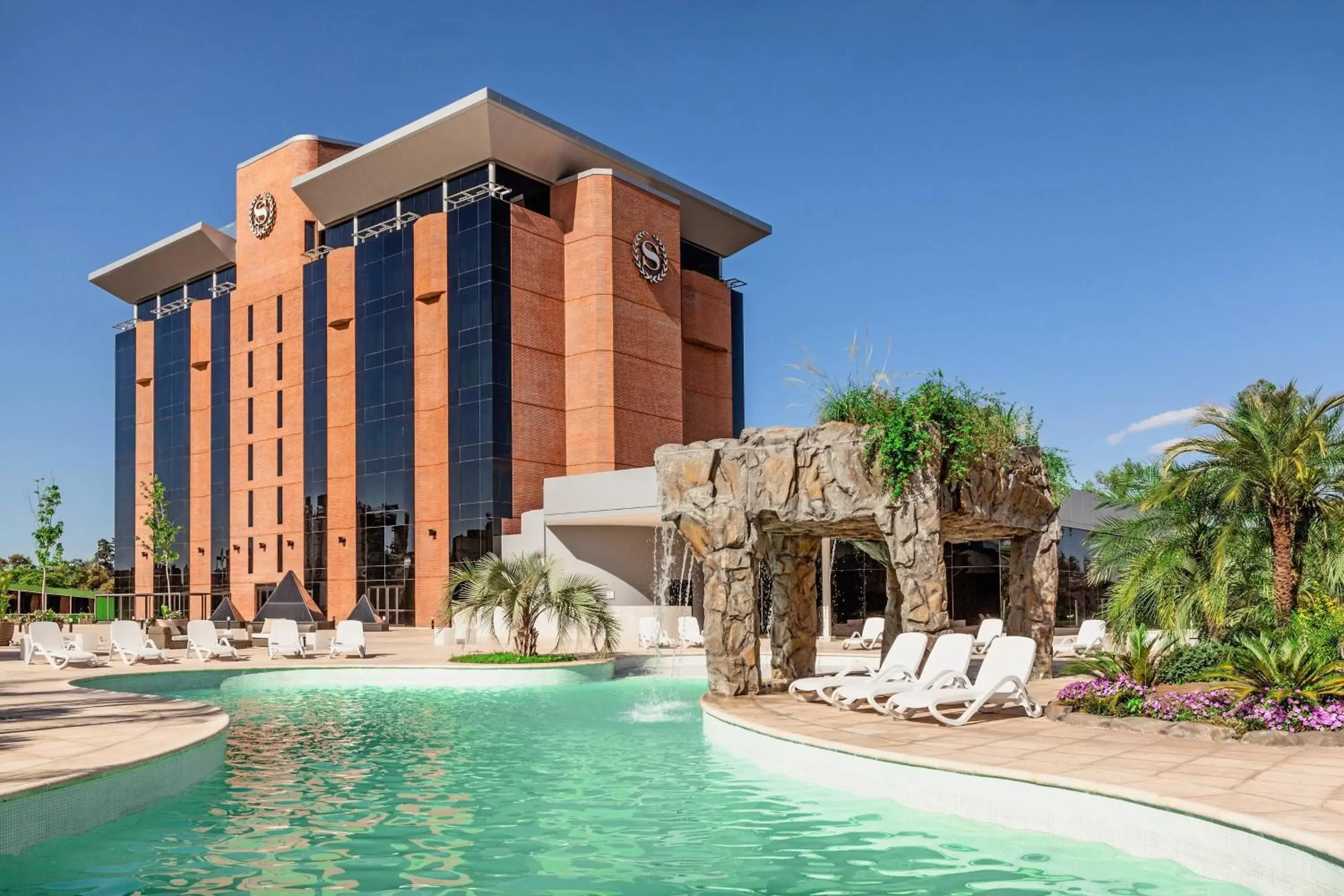 Swimming pool, Property Building in Sheraton Tucumán Hotel