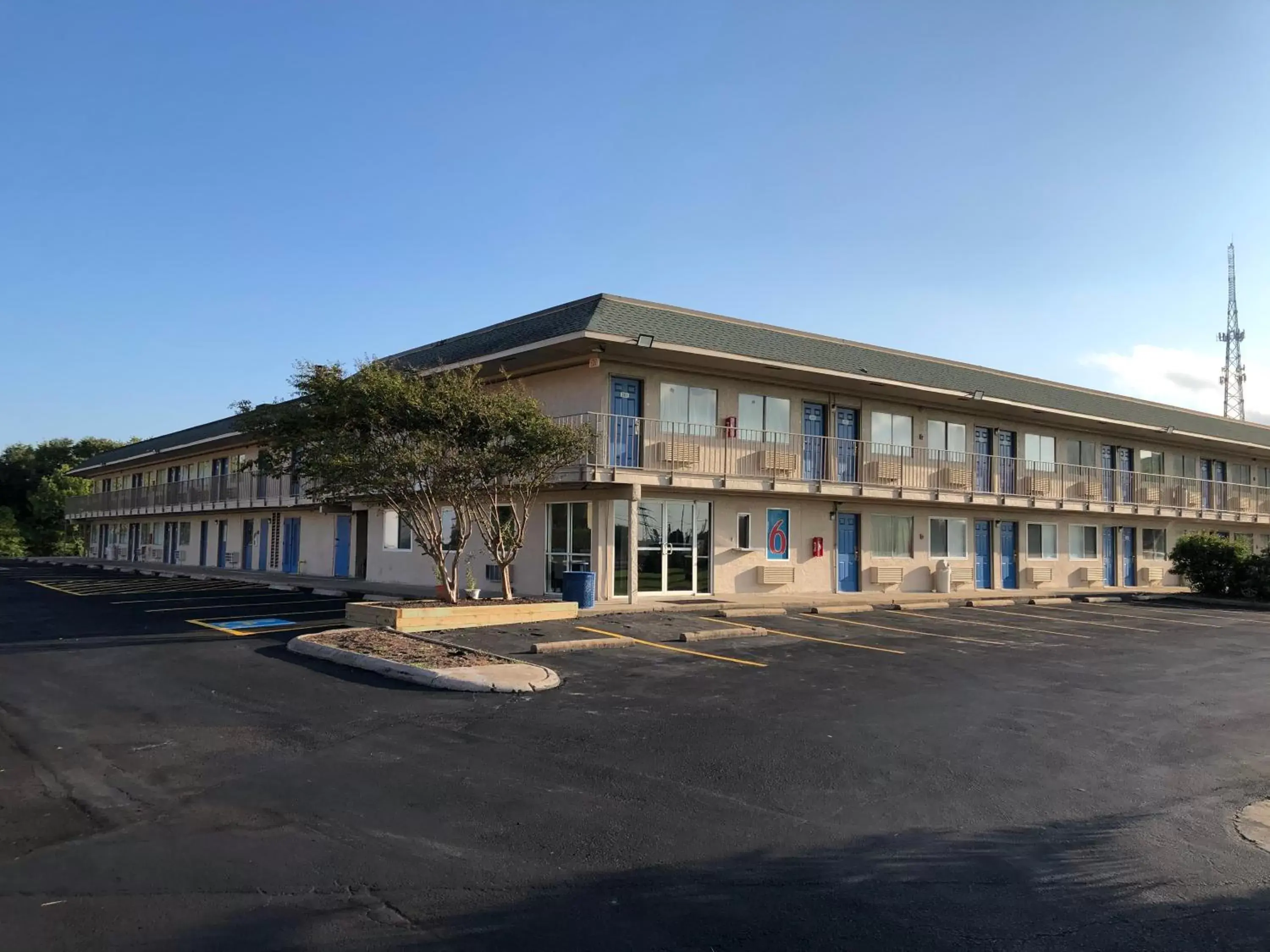 Facade/entrance, Property Building in Motel 6-Clute, TX