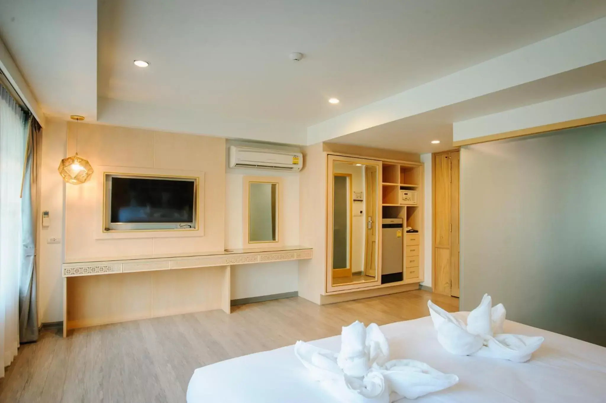 Bed, TV/Entertainment Center in Moon Dragon Hotel