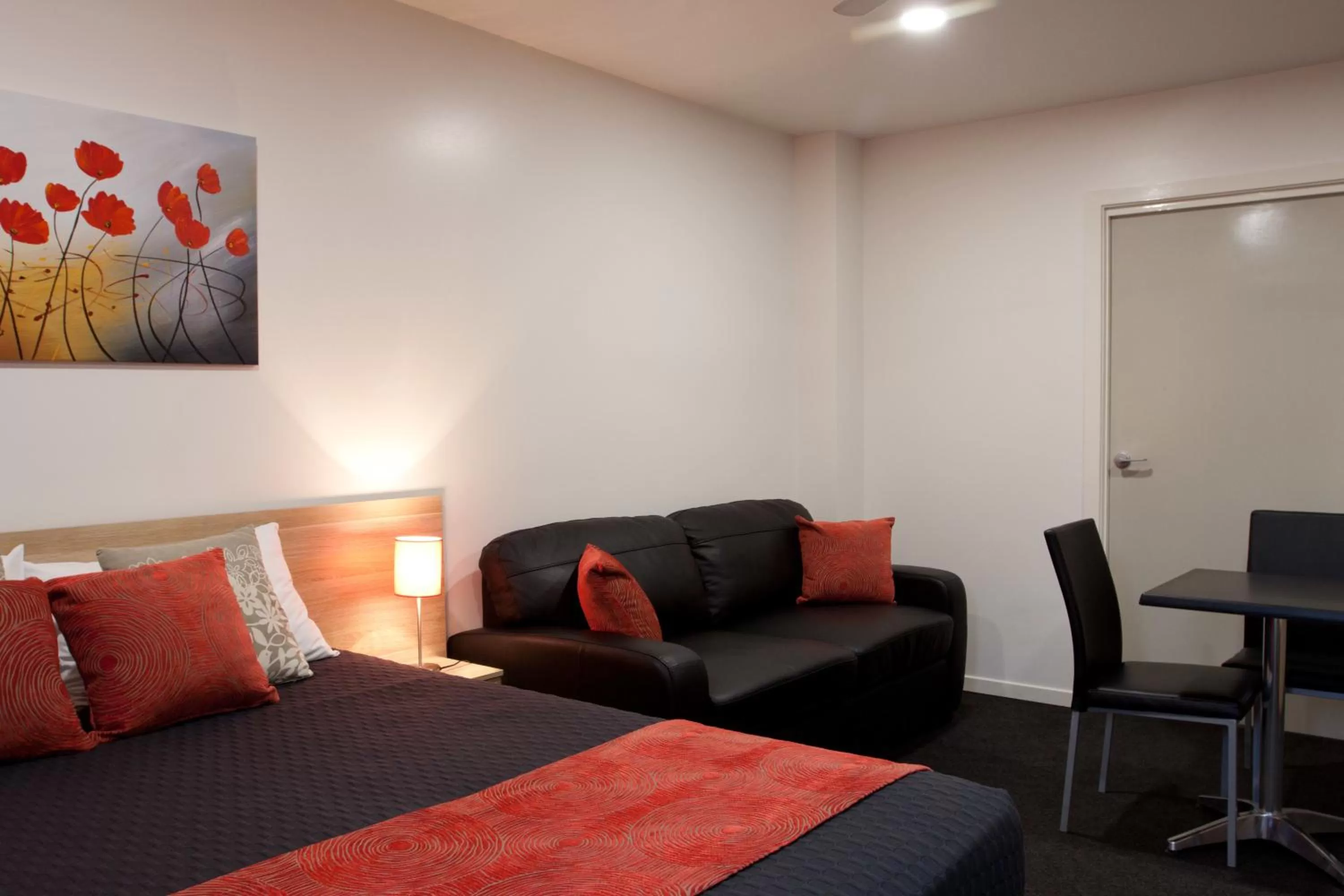 Accessible Queen Room in Abode37 Motel Emerald