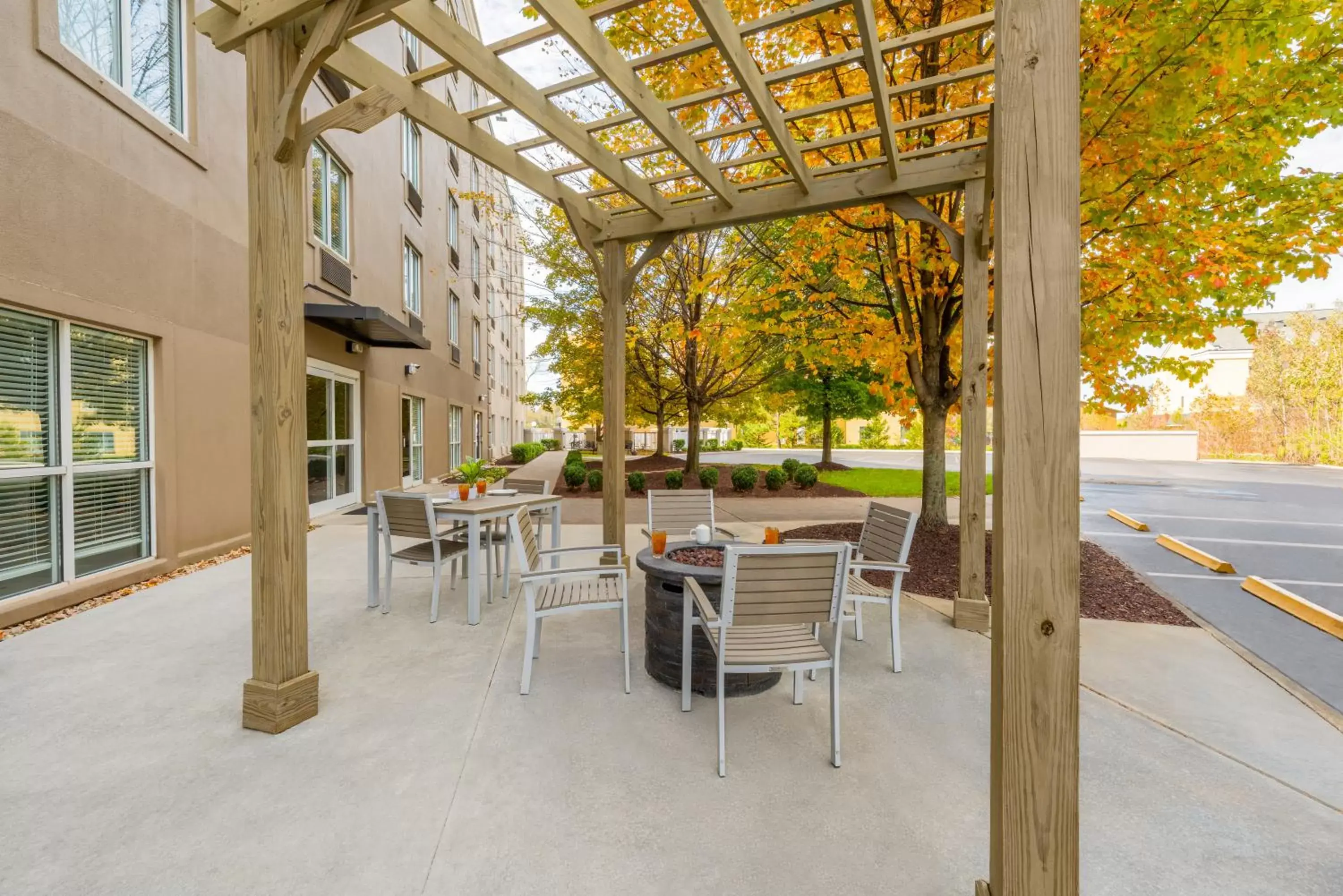 Patio in Country Inn & Suites by Radisson, Cookeville, TN
