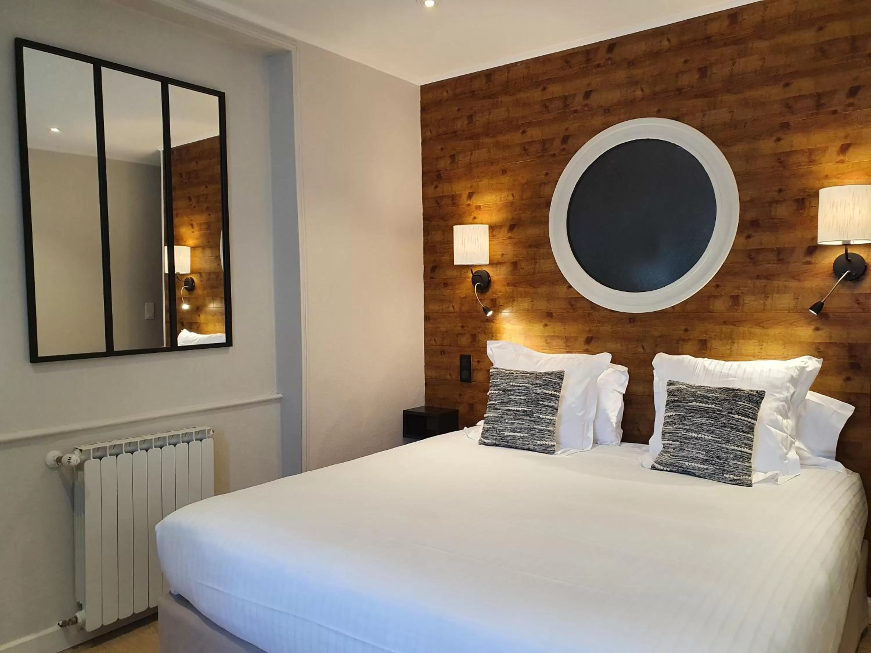 Property building, Bed in Logis Hotel La Closerie
