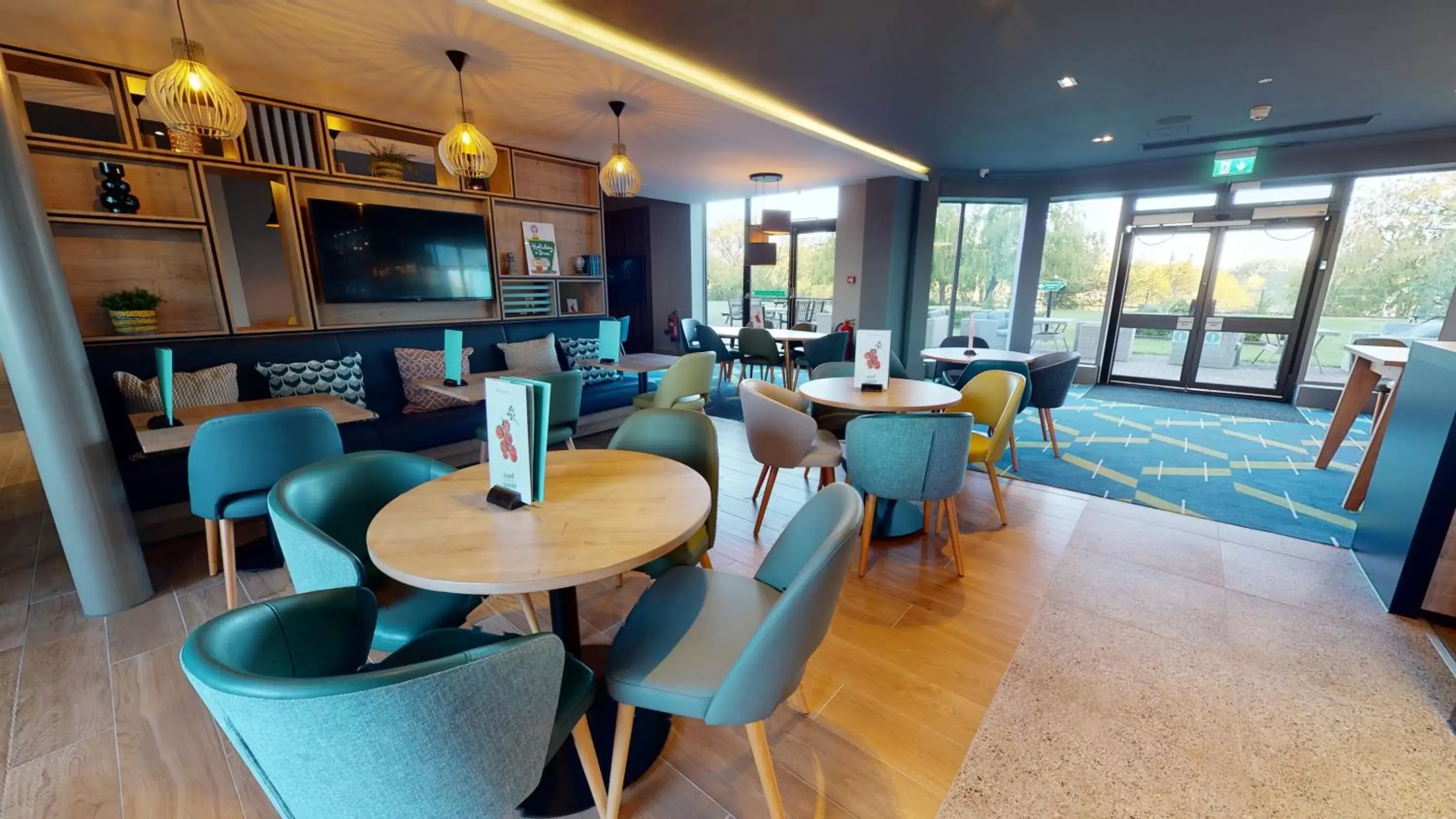 Lounge or bar in Holiday Inn Basildon by IHG Lounge or bar in Holiday Inn Basildon by IHG