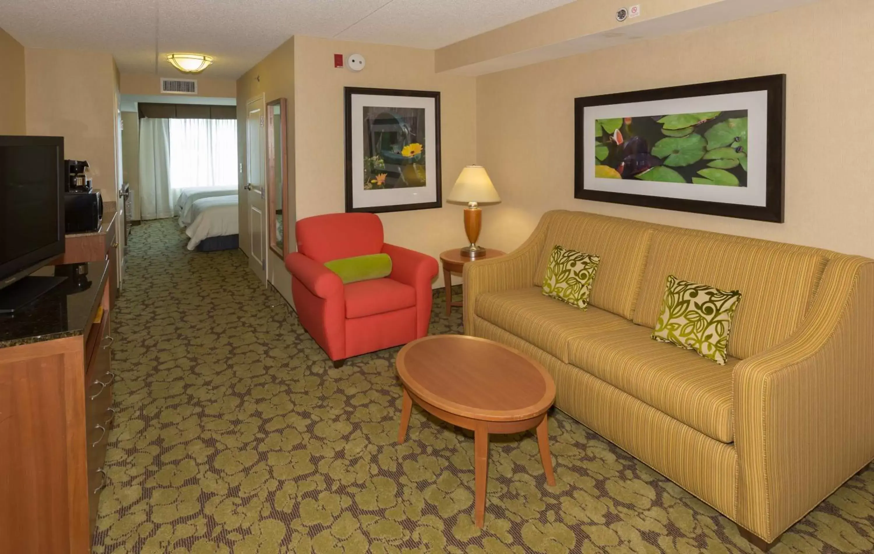 Living room, Seating Area in Hilton Garden Inn Buffalo Airport