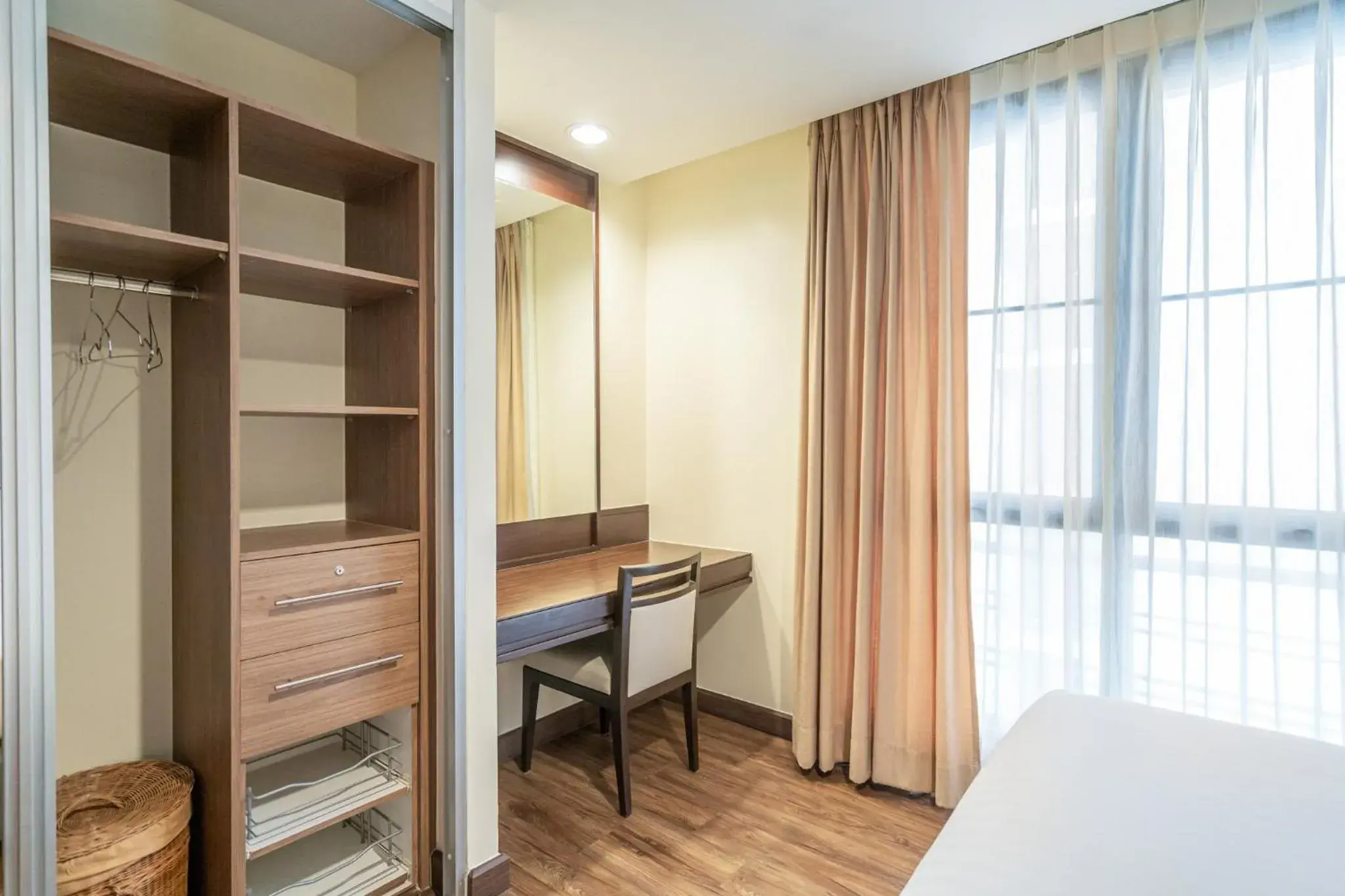 Bedroom, TV/Entertainment Center in Amanta Hotel & Residence Ratchada