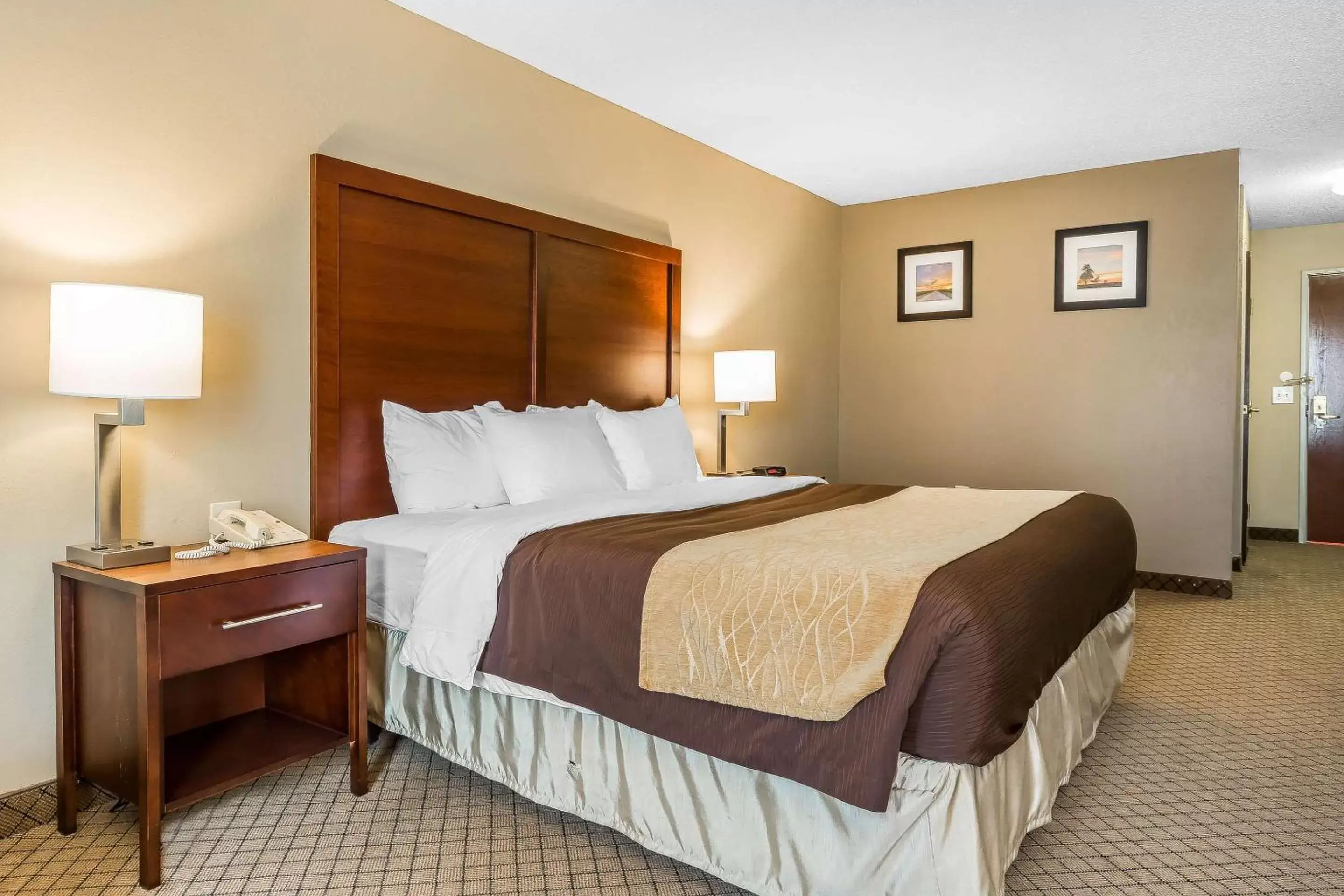 Standard King Room with Tub - Accessible/Non-Smoking in Comfort Inn & Suites Mishawaka-South Bend Standard King Room with Tub - Accessible/Non-Smoking in Comfort Inn & Suites Mishawaka-South Bend
