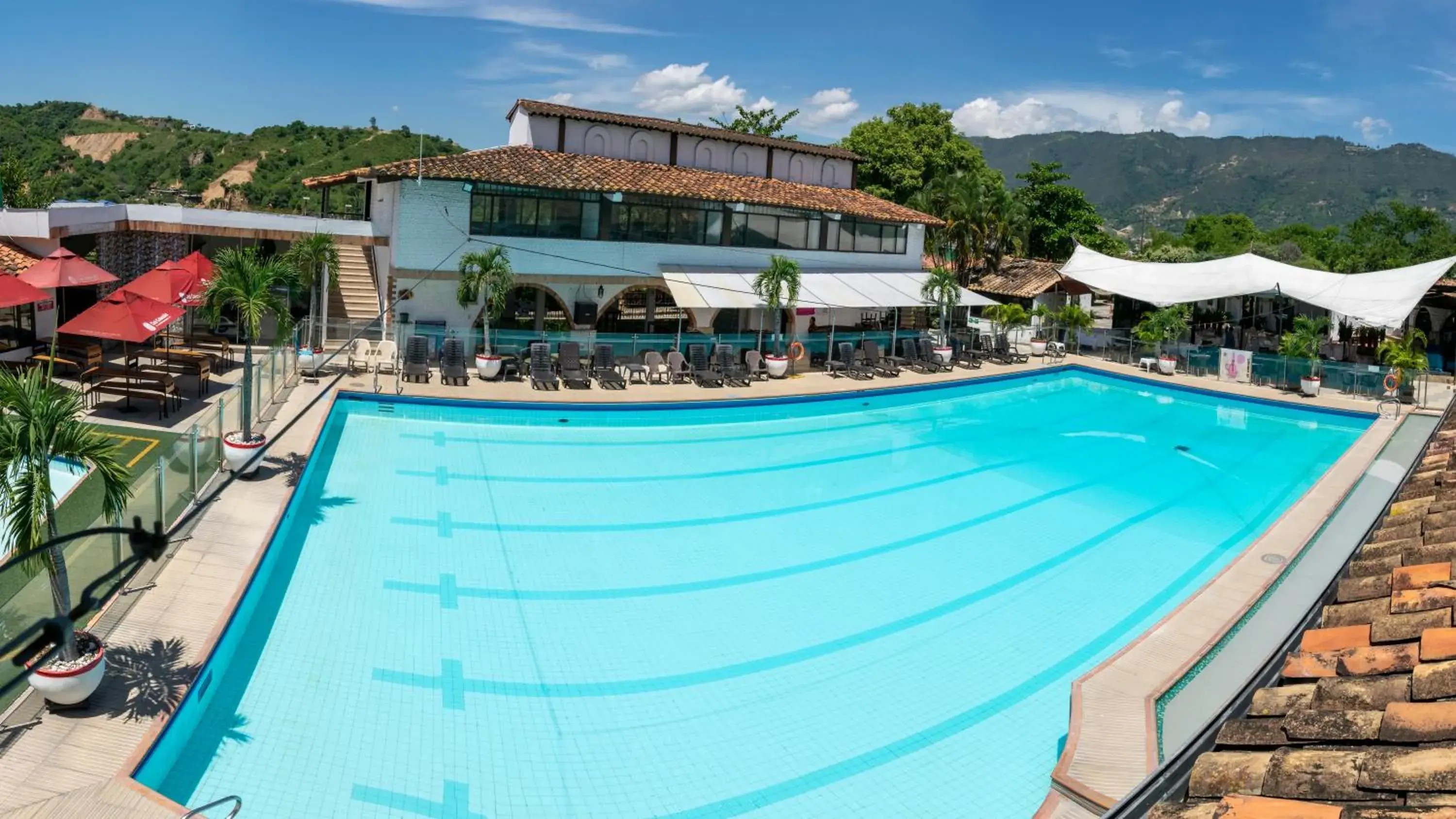 Swimming Pool in Hotel San Juan Internacional