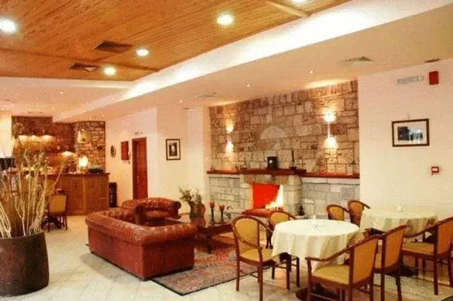 Lobby or reception, Lounge/Bar in Hotel Kynaitha