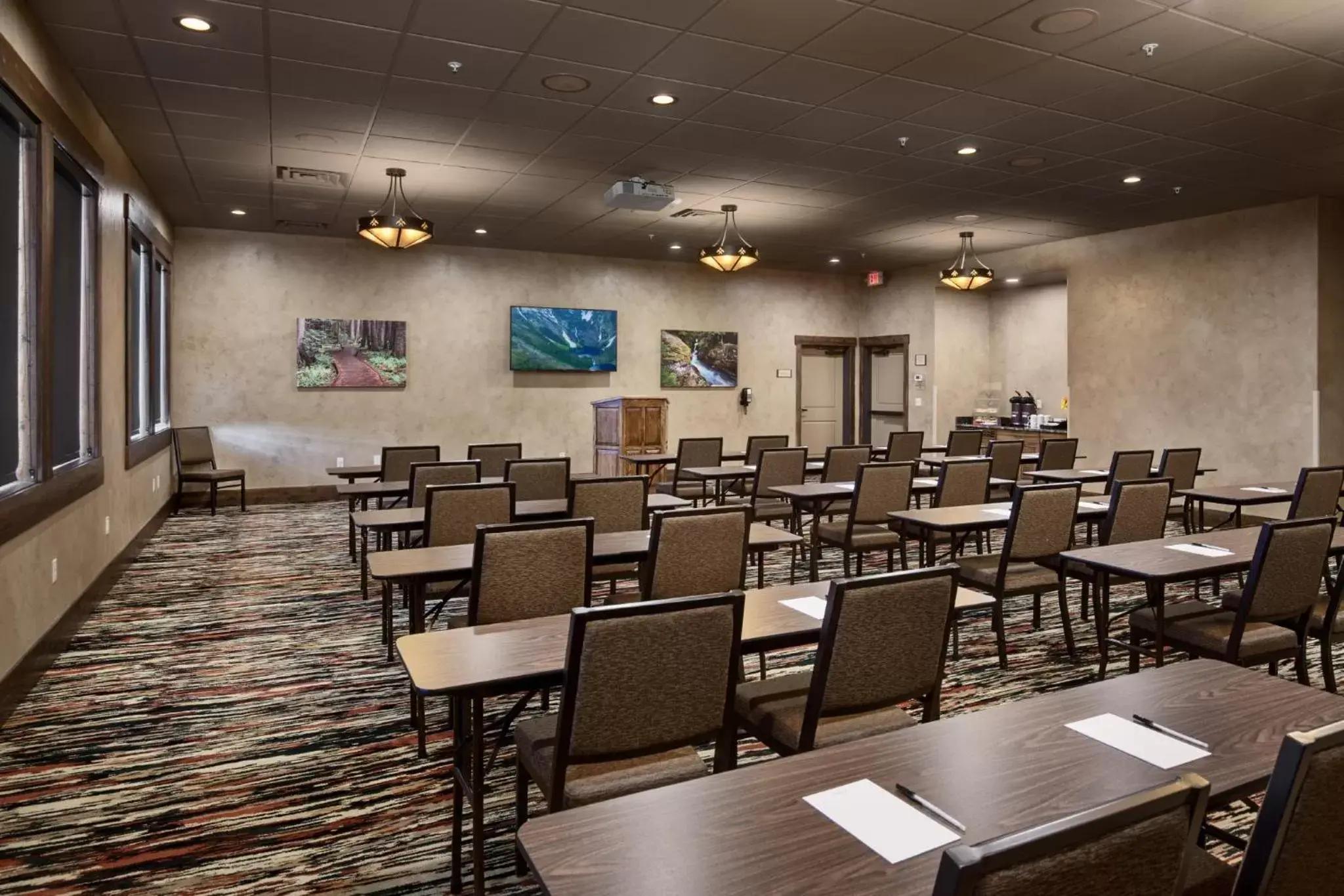 Meeting/conference room in Glacier International Lodge