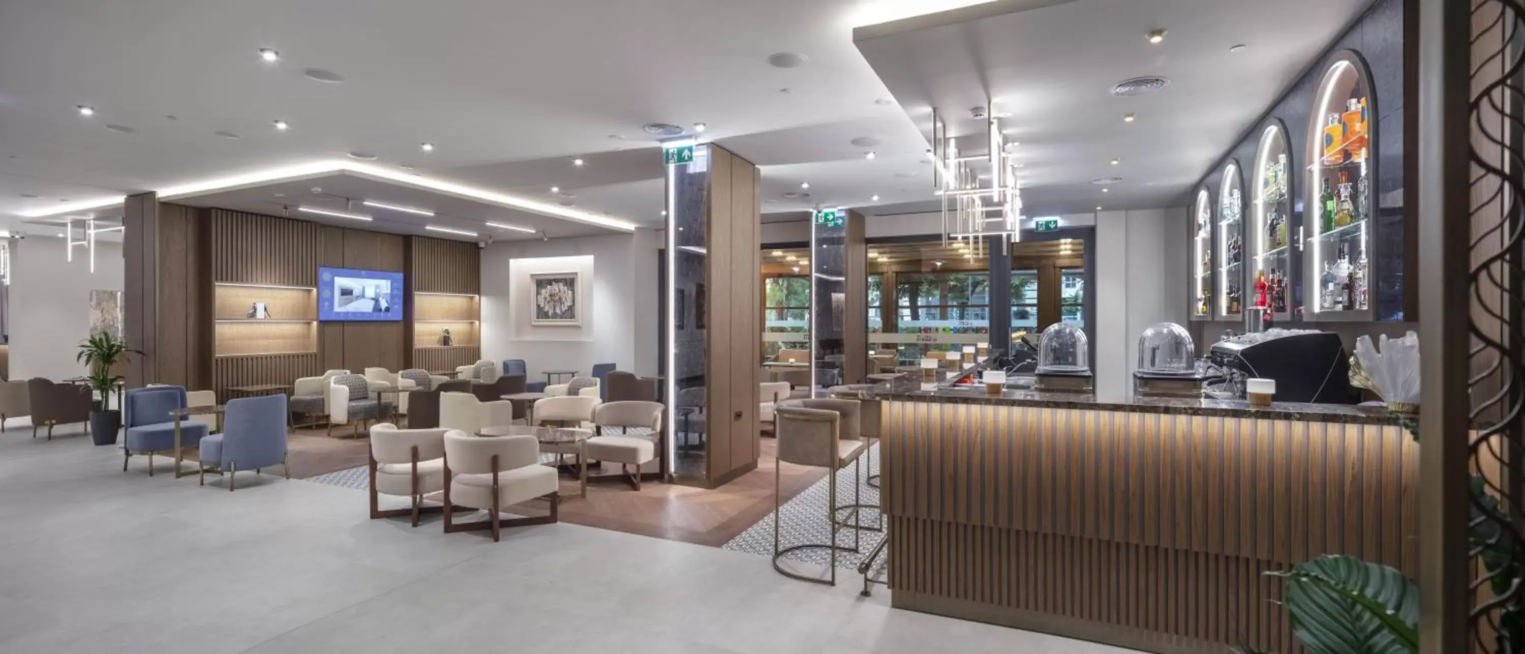 Lounge or bar in Doubletree By Hilton Plovdiv Center Lounge or bar in Doubletree By Hilton Plovdiv Center