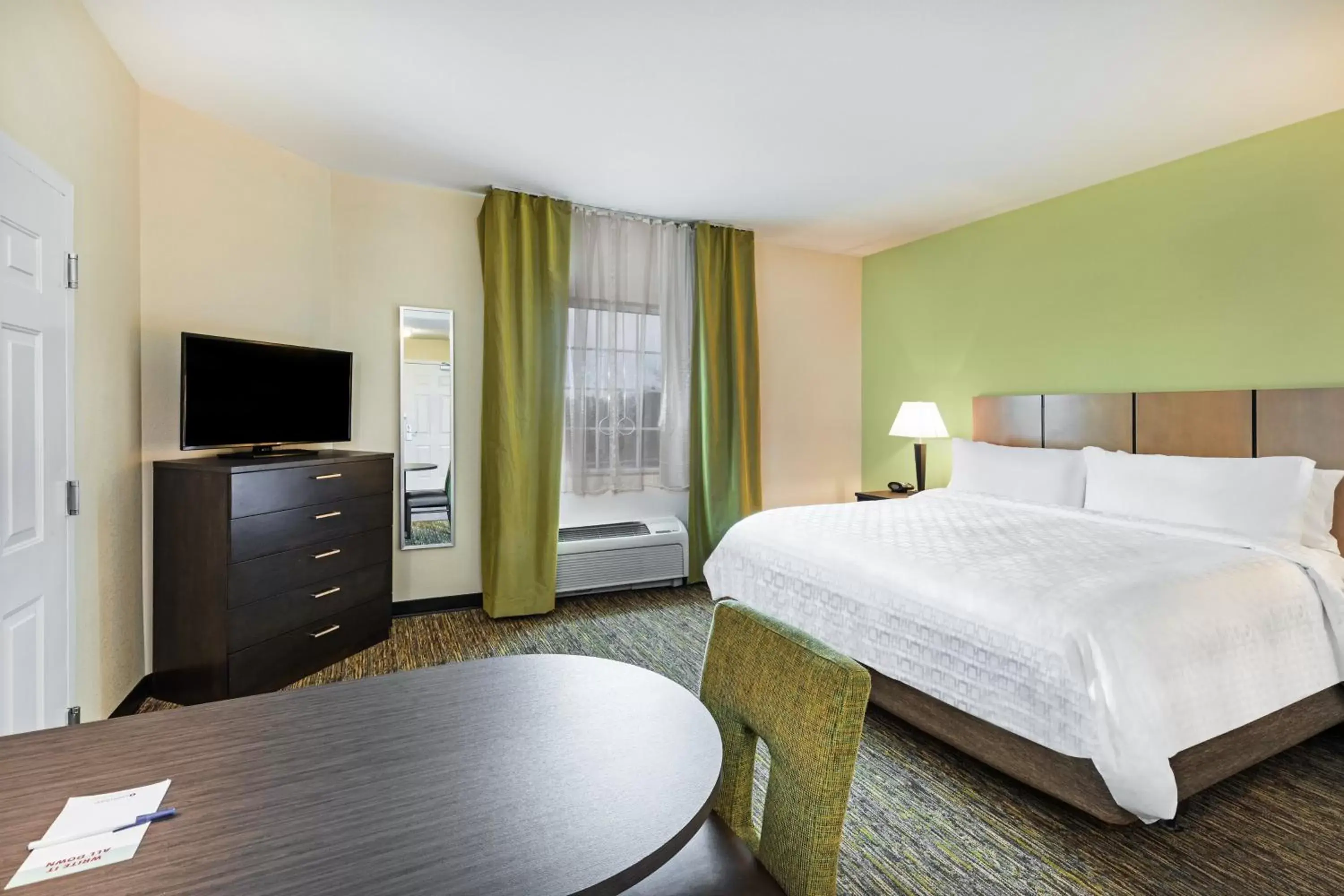 Photo of the whole room, Bed in Candlewood Suites Hattiesburg, an IHG Hotel