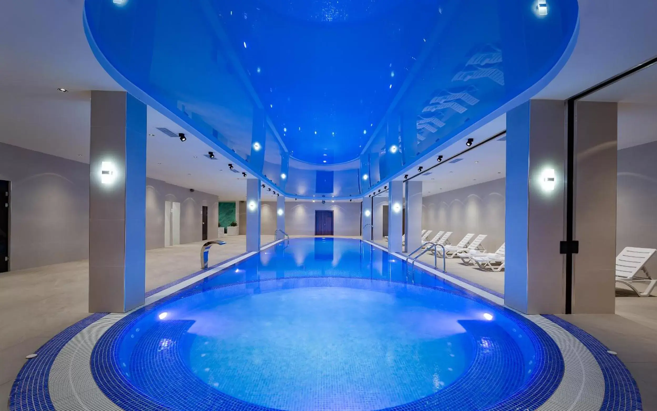 Hot Tub, Swimming Pool in Hilton Garden Inn Samarkand