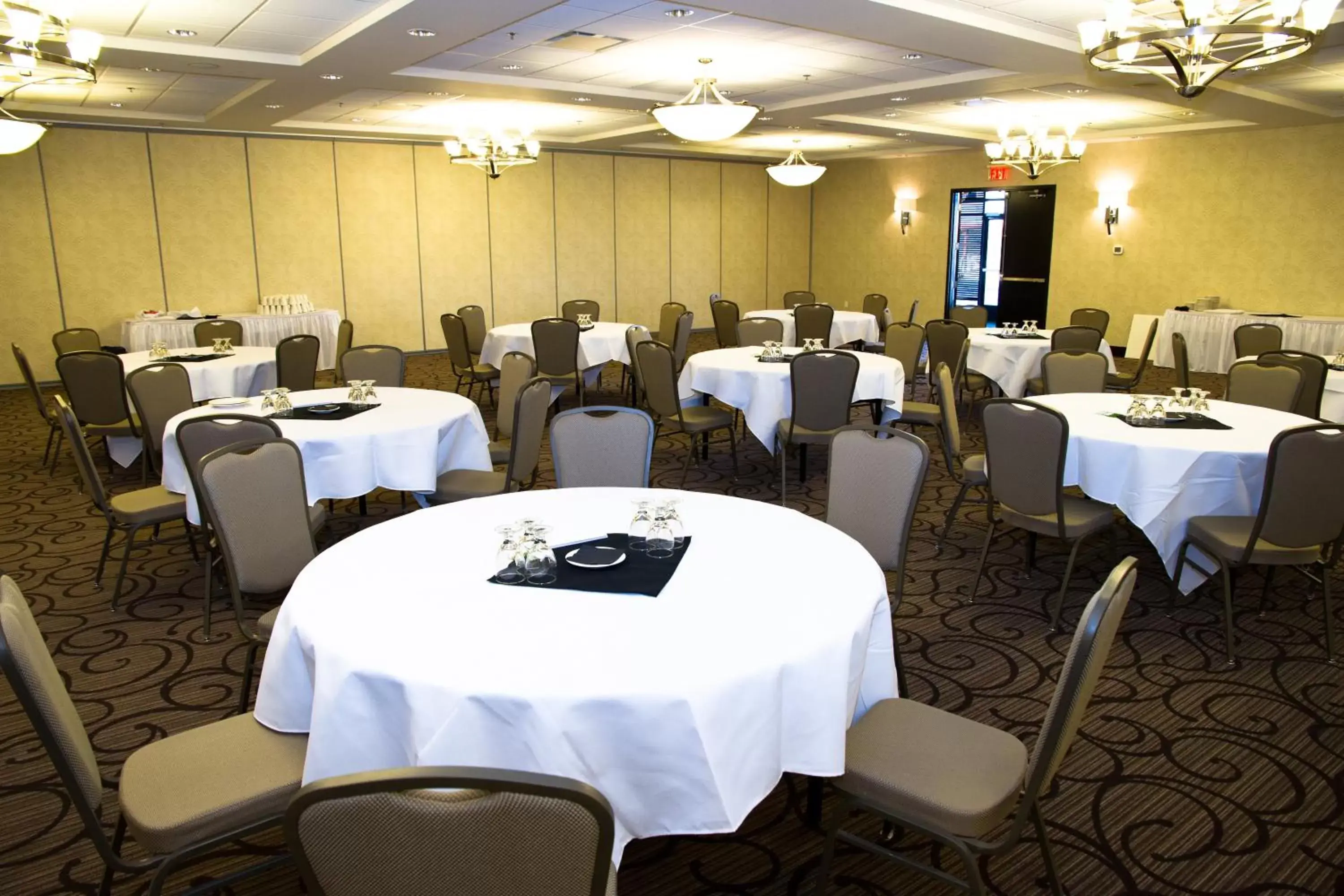 Banquet/Function facilities, Restaurant/Places to Eat in Holiday Inn Hotel & Suites Red Deer, an IHG Hotel