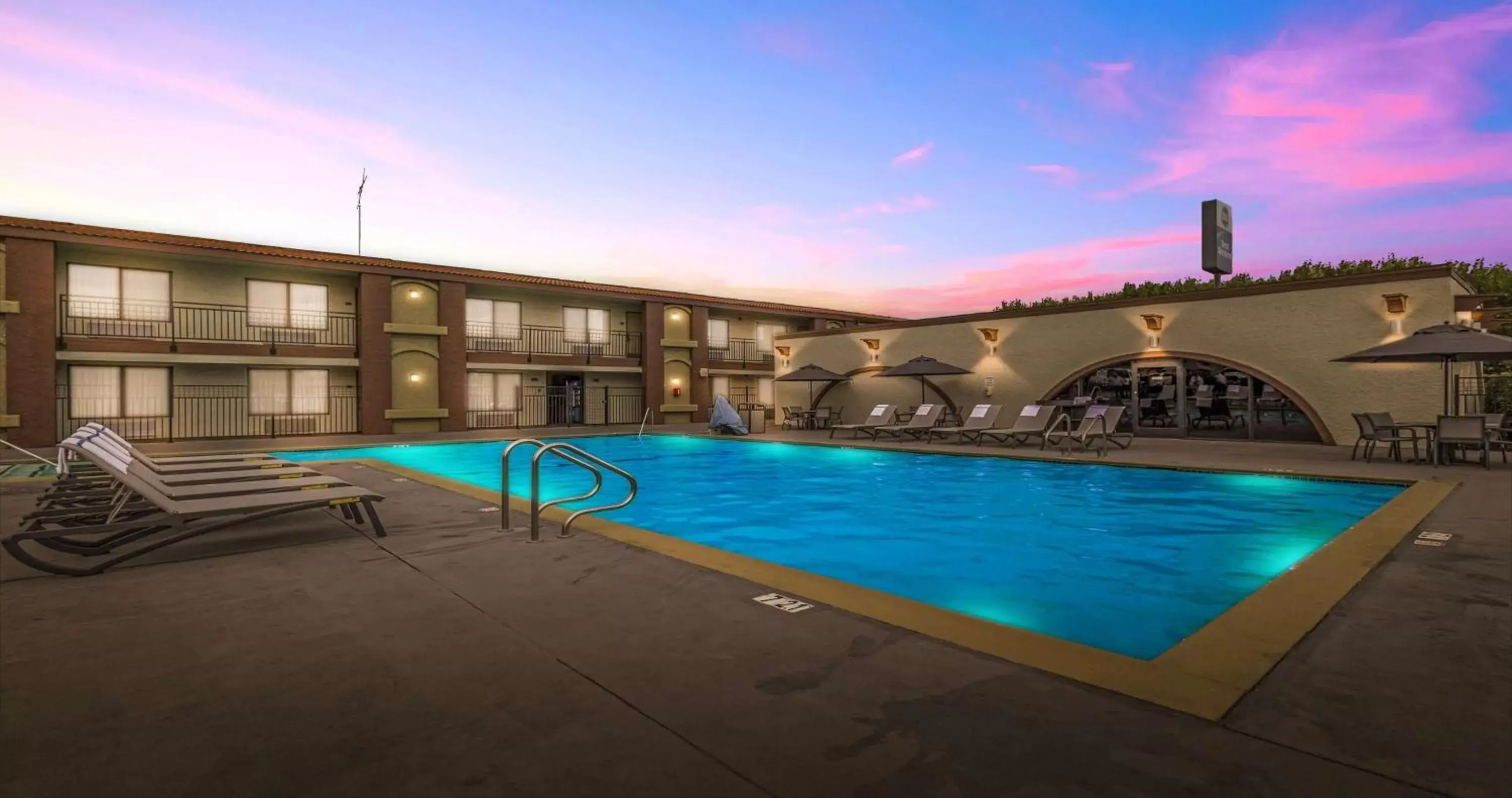 Pool view, Swimming Pool in Best Western Roseville Inn