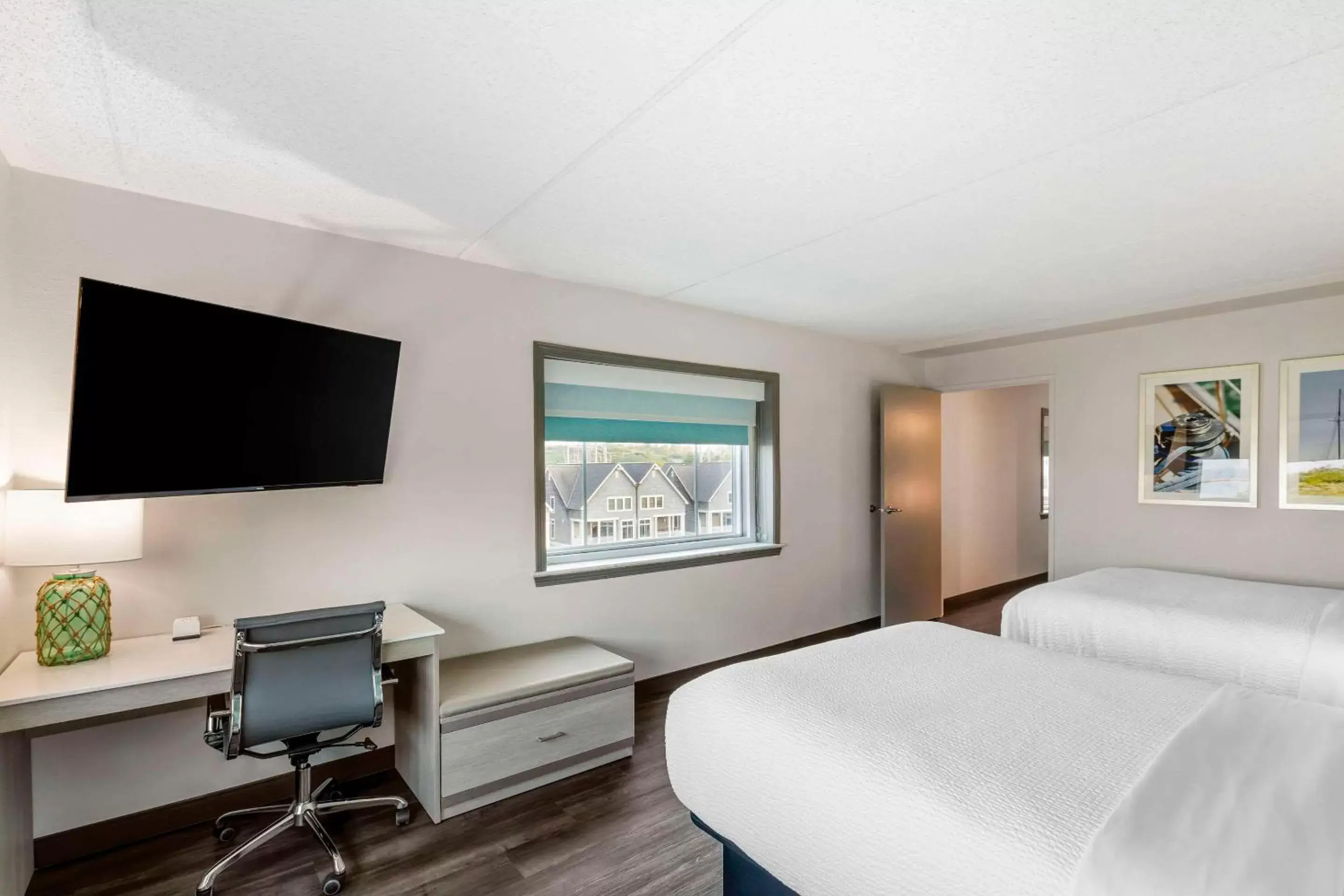 Bedroom, TV/Entertainment Center in The Harborview, Ascend Hotel Collection