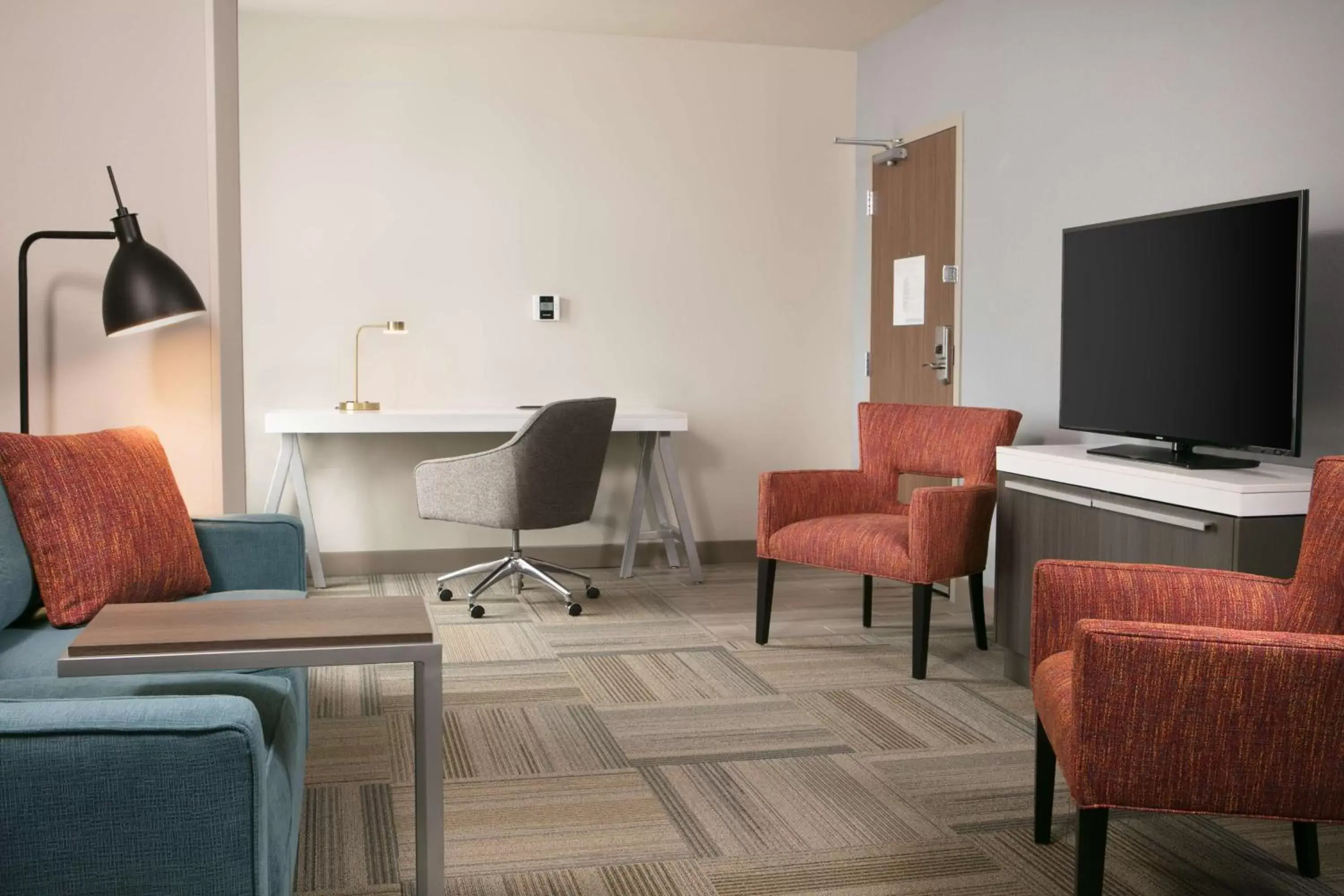 Bedroom, Seating Area in Hilton Garden Inn Iowa City Downtown University