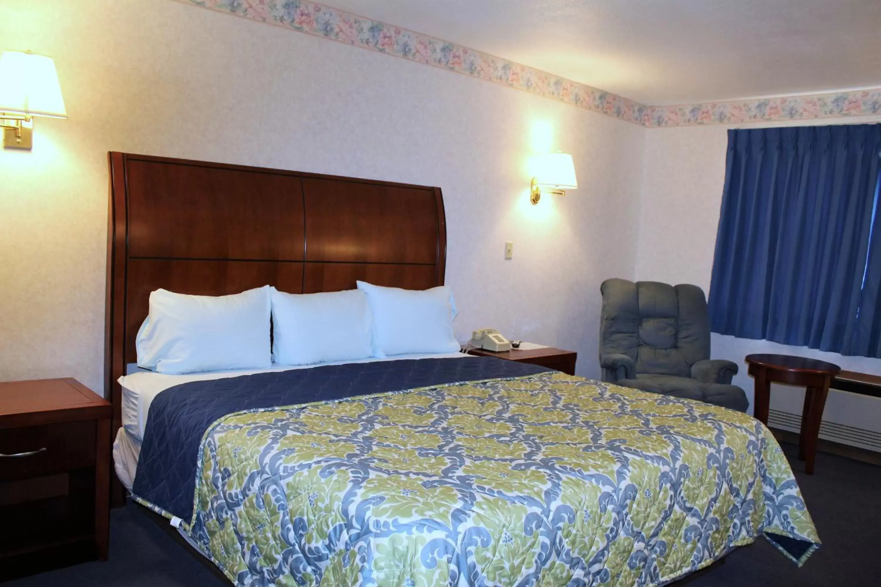 Decorative detail, Bed in Americas Best Value Inn Decatur, IN