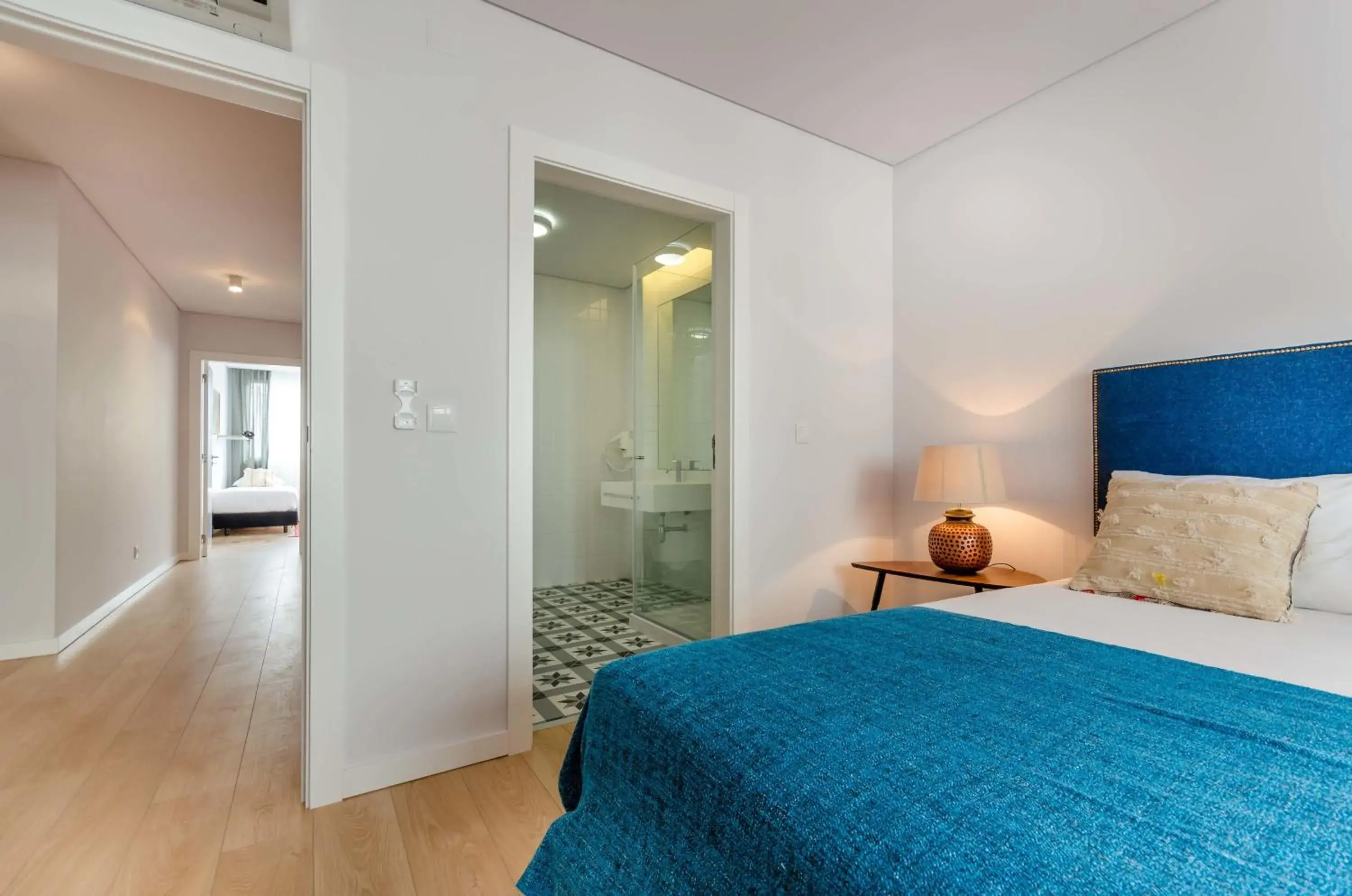 Bathroom, Bed in Lisbon Serviced Apartments - Liberdade
