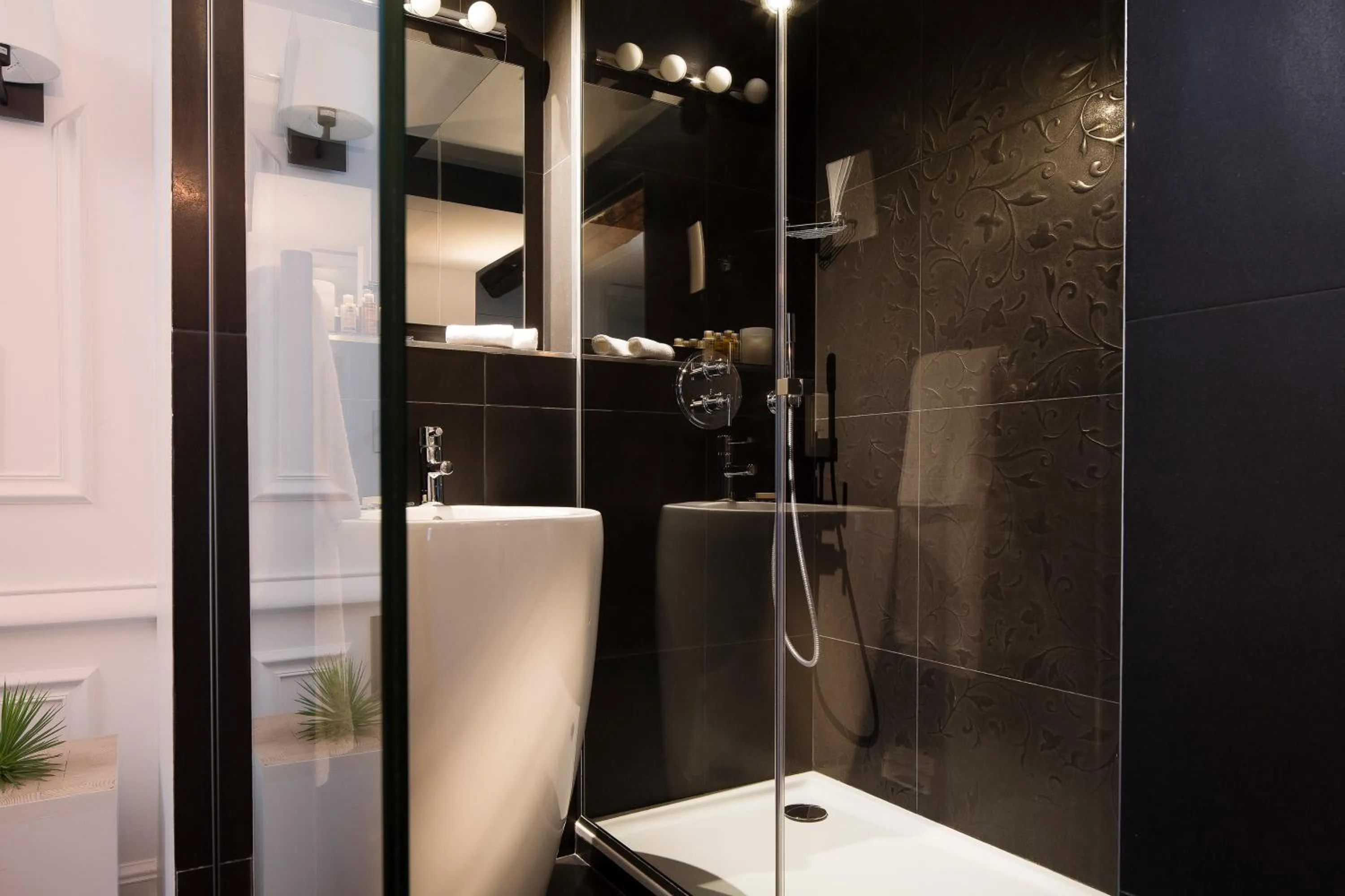 Bathroom in Hôtel Molière