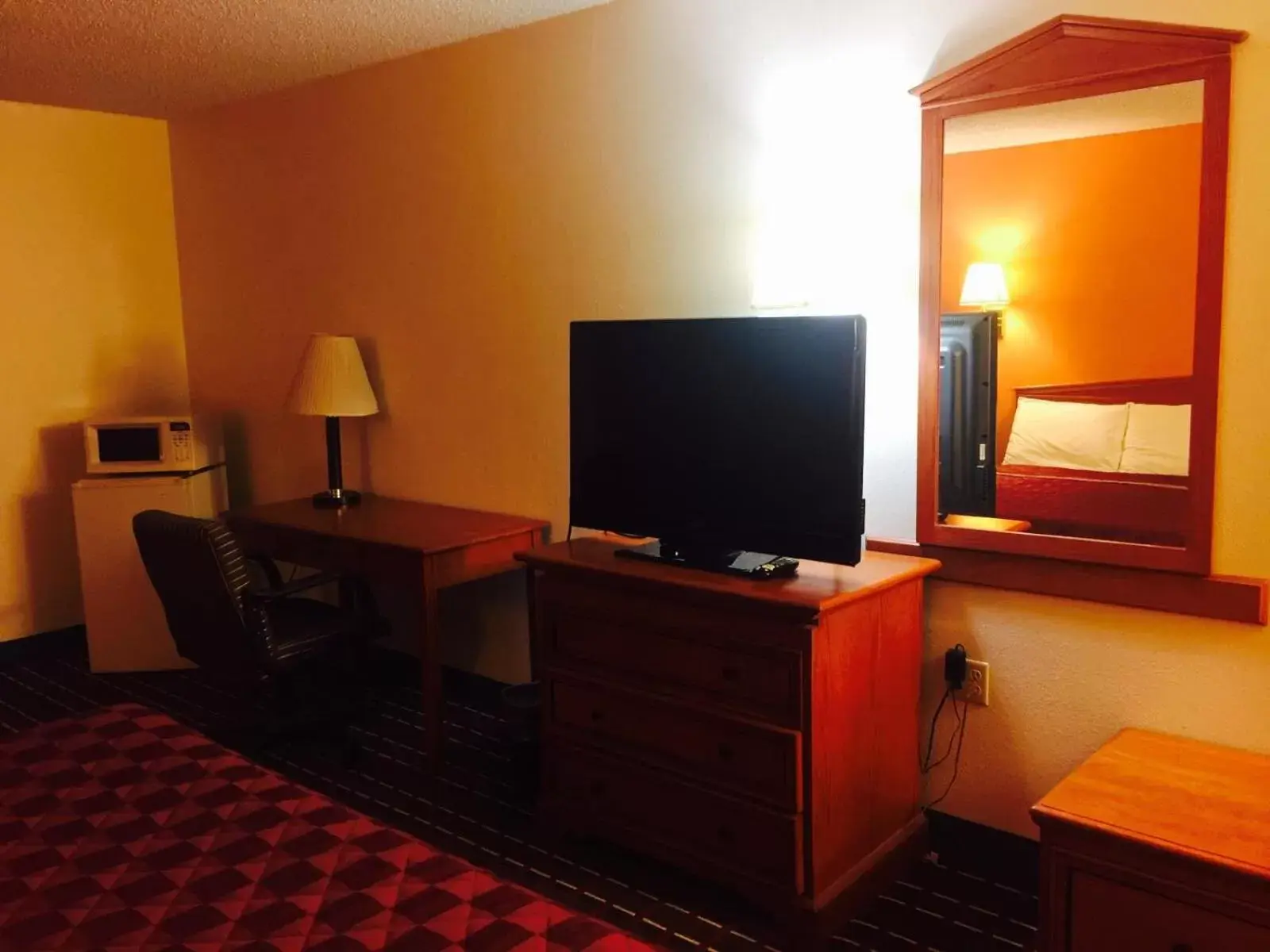 TV/Entertainment Center in Texas Inn and Suites Lufkin