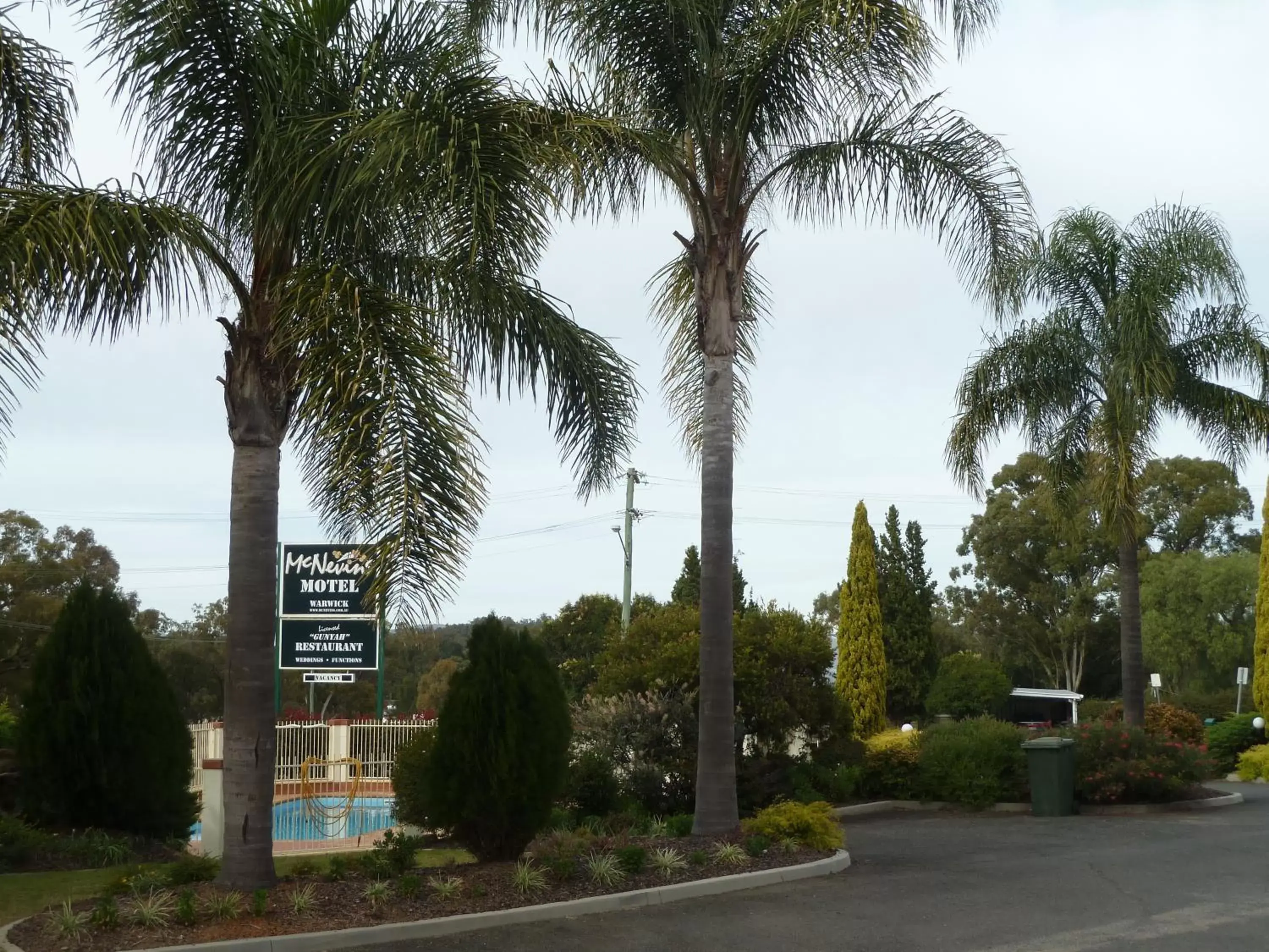 Garden in McNevins Warwick Motel