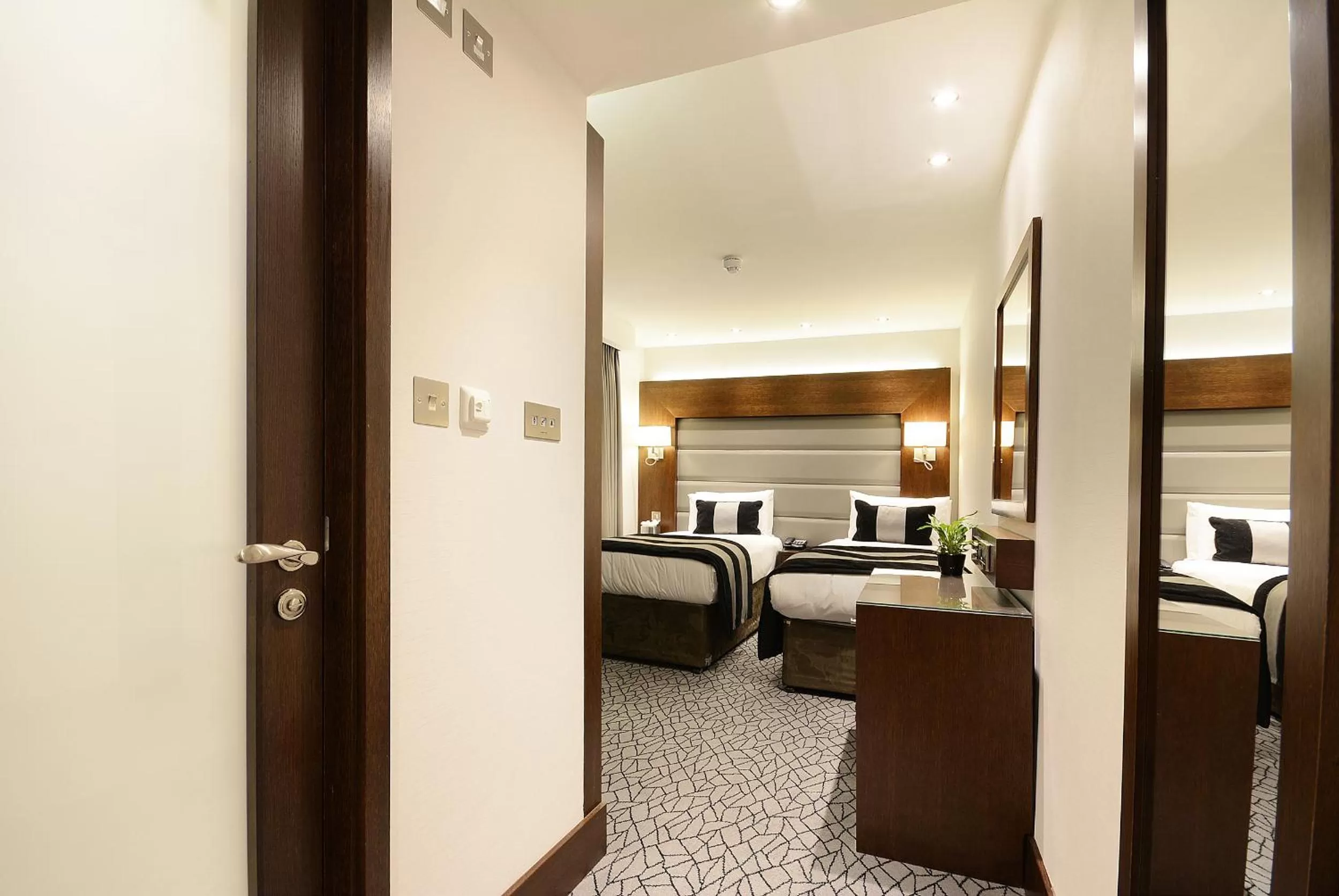 Bedroom, Bed in Park Grand Paddington Court