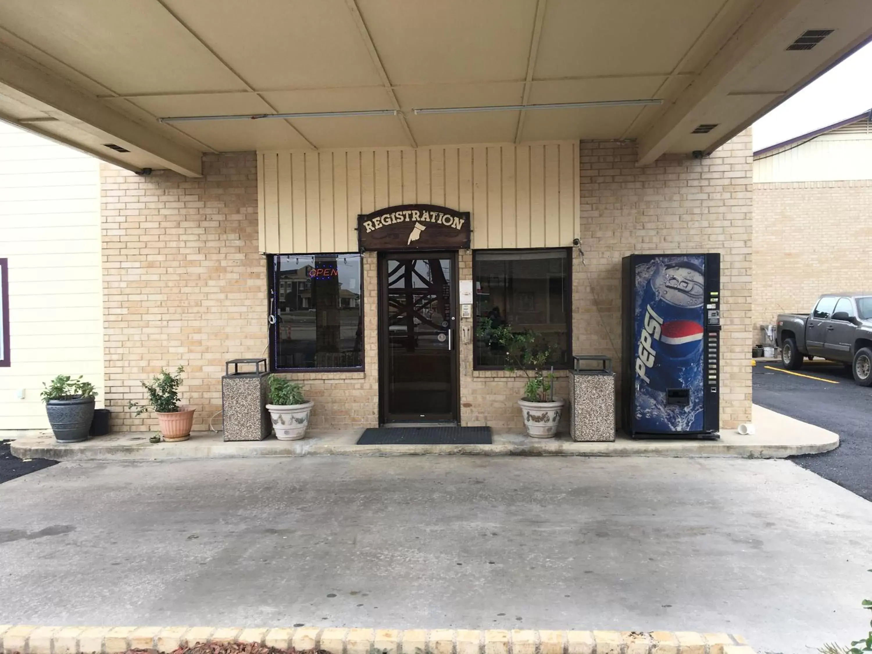 Facade/entrance in Inn at Mexia