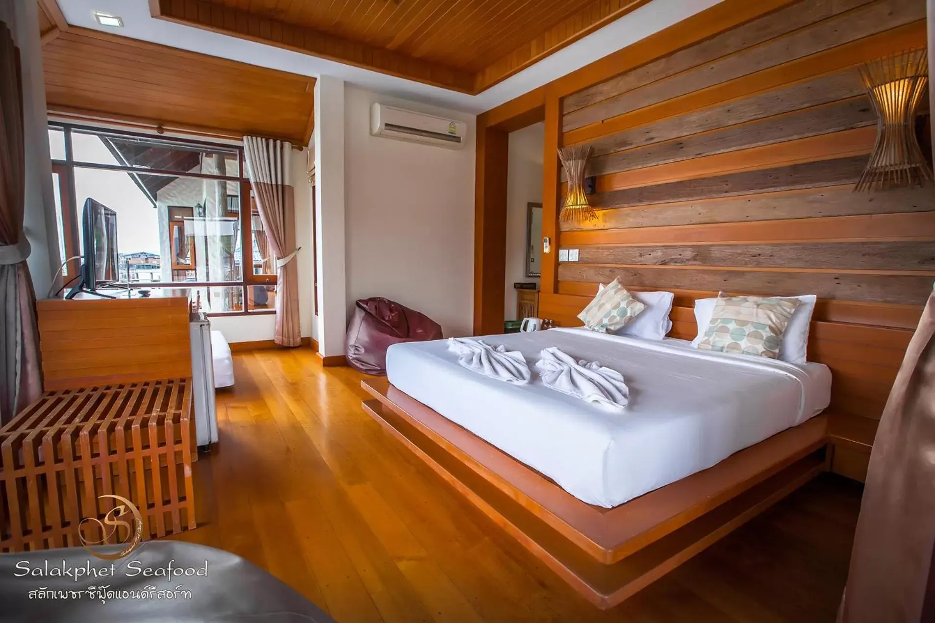 Photo of the whole room, Bed in Salakphet Resort