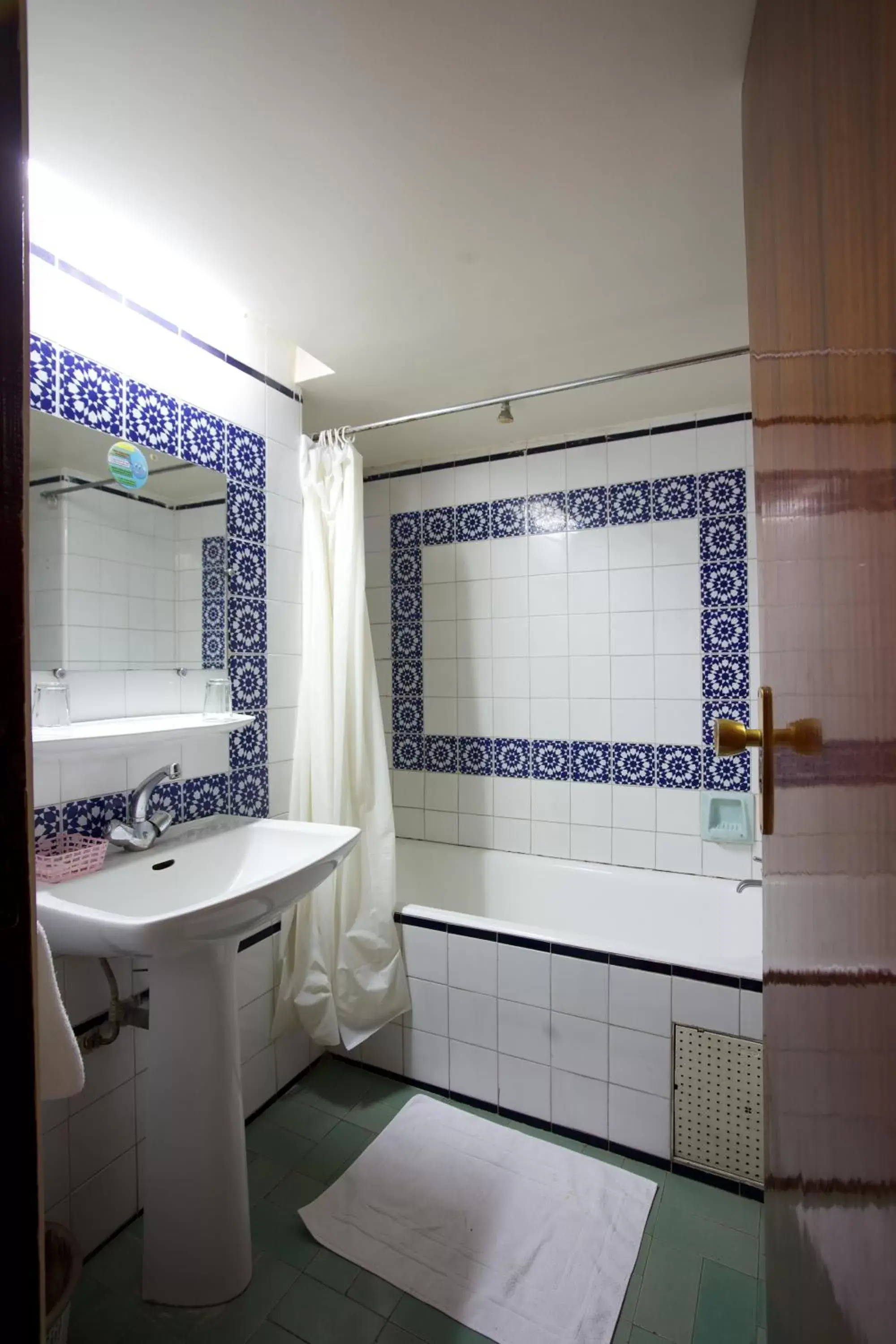 Bathroom in Hotel Tachfine
